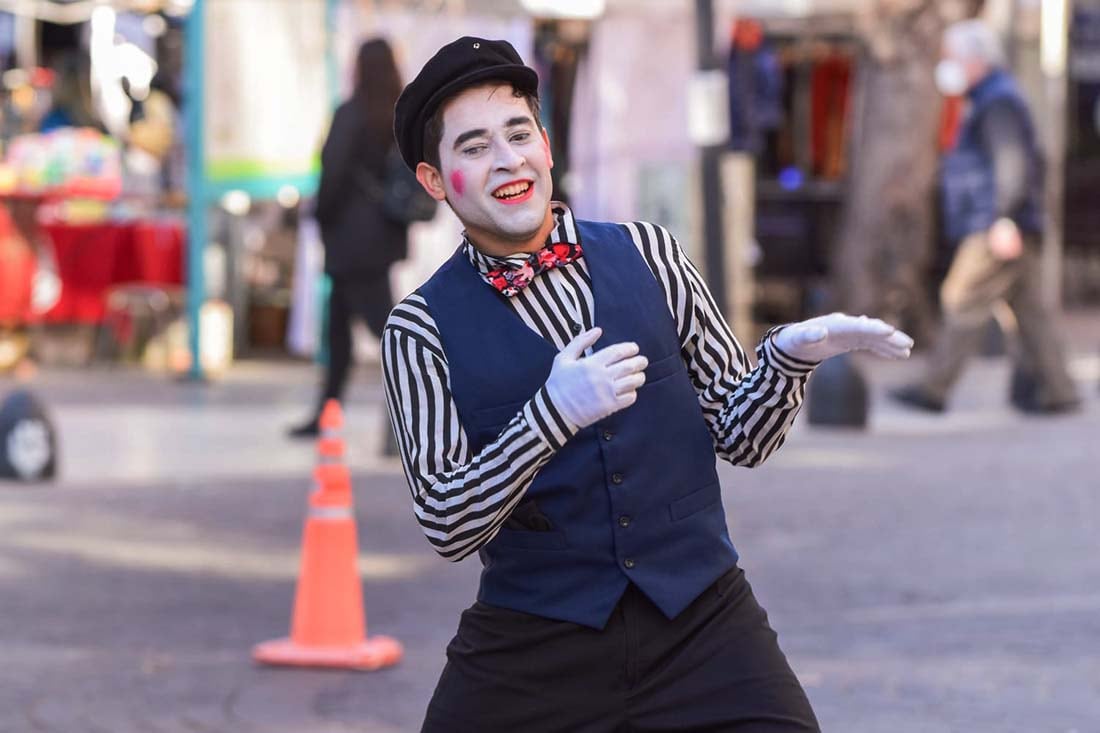 Los mimos, entretienen a la gente en Peatonal Sarmiento de Ciudad