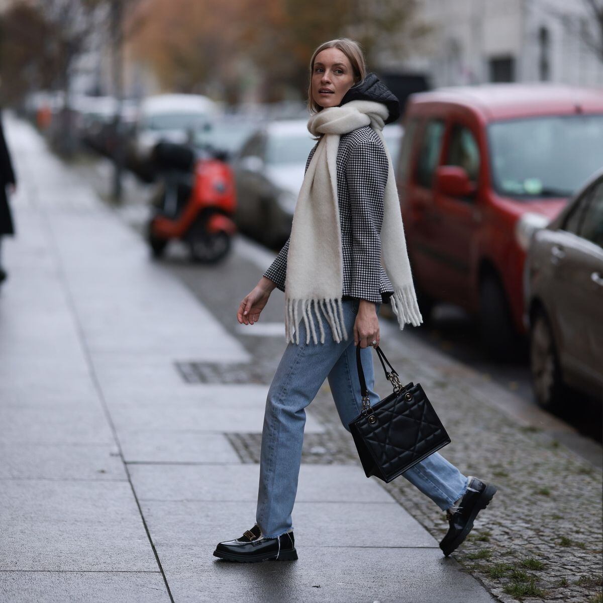 Es preferible gastar dinero en prendas más clásicas que nunca pasan de moda y pueden ser usadas en mil outfits. 