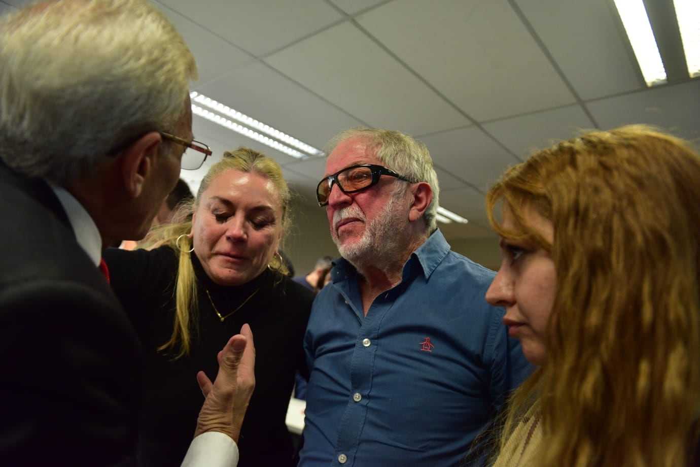 Hermana y papá de Javier Bocalón en la previa a la sentencia a Roberto Carmona en Tribunales II. (José Hernández/La Voz)