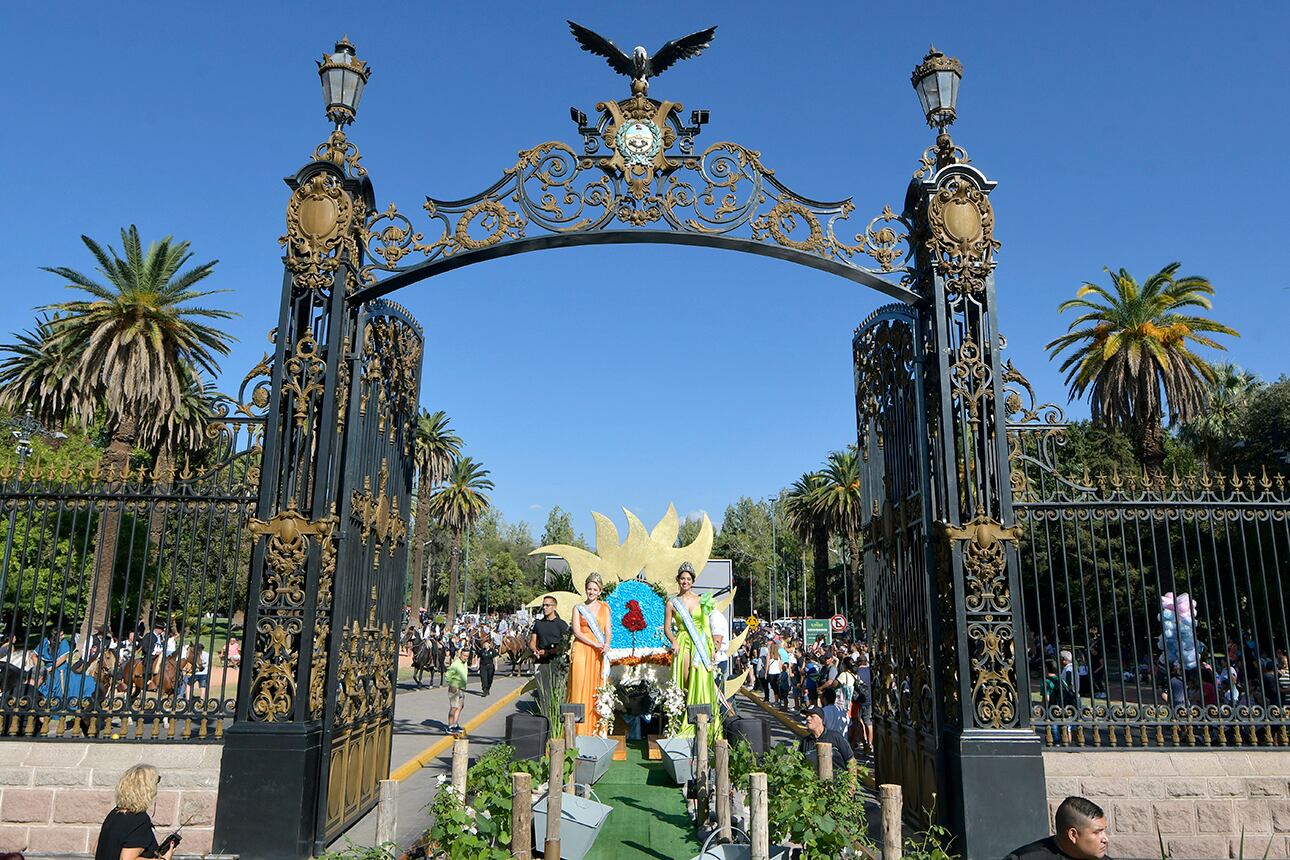 Vendimia 2023   Carrusel de las Reinas 
 La gente colmó  las calles céntricas de Mendoza para celebrar junto a las 18 reinas y distintas agrupaciones culturales y sociales, que reflejan el espíritu local.


Foto: Orlando Pelichotti