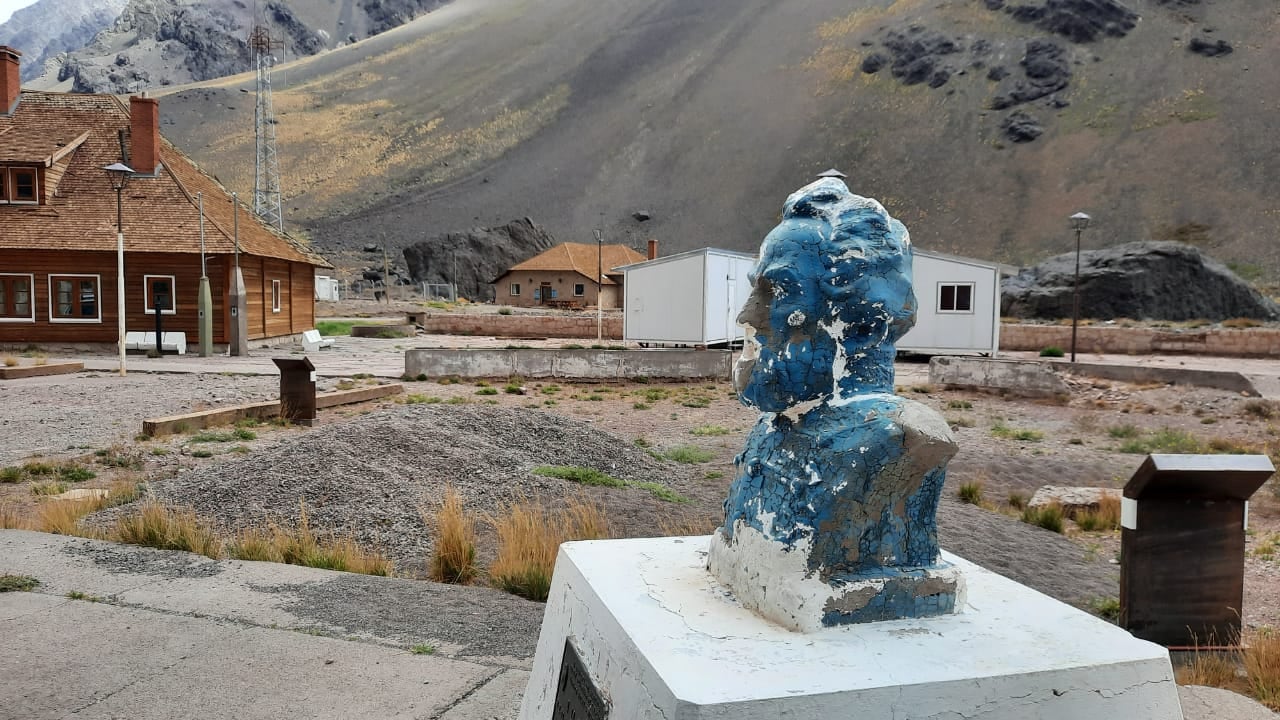 Uno de los bustos conmemorativos en la puerta de entrada de Mendoza.