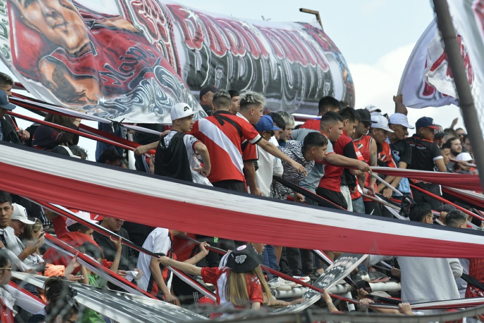 El hincha del Botellero dijo presente en su estadio y alentó al equipo durante los 90 minutos. / Orlando Pelichotti (Los Andes).