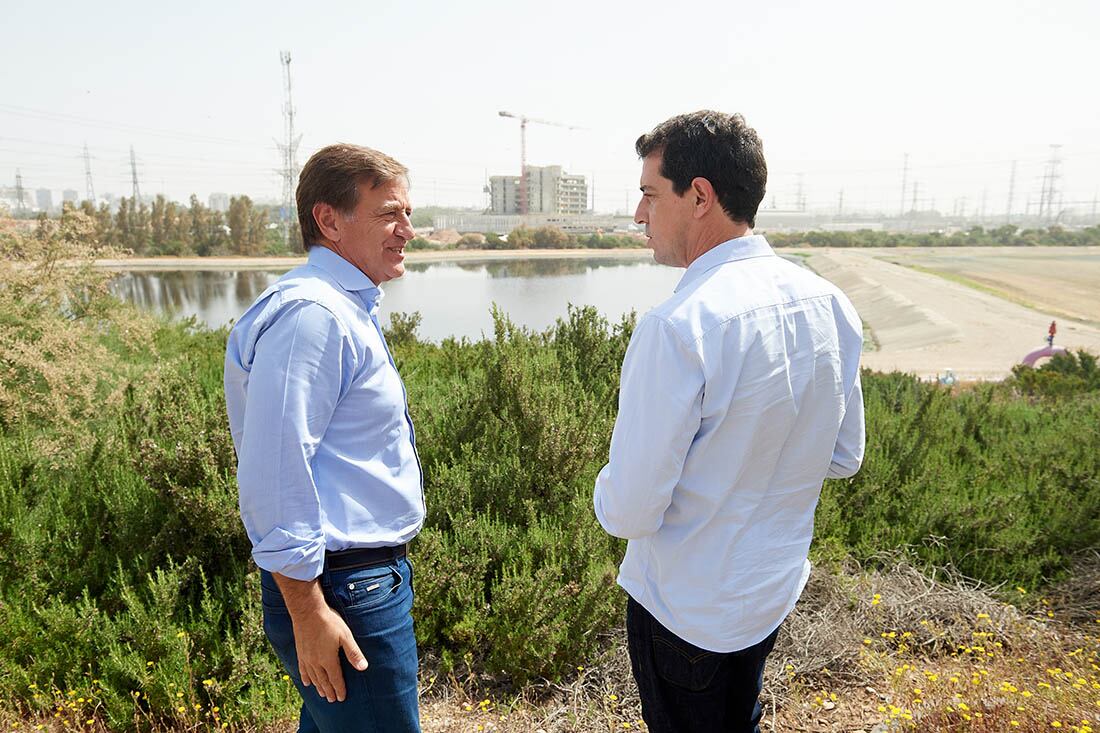 El gobernador Rodolfo Suárez junto al ministro del Interior Wado de Pedro en Israel.