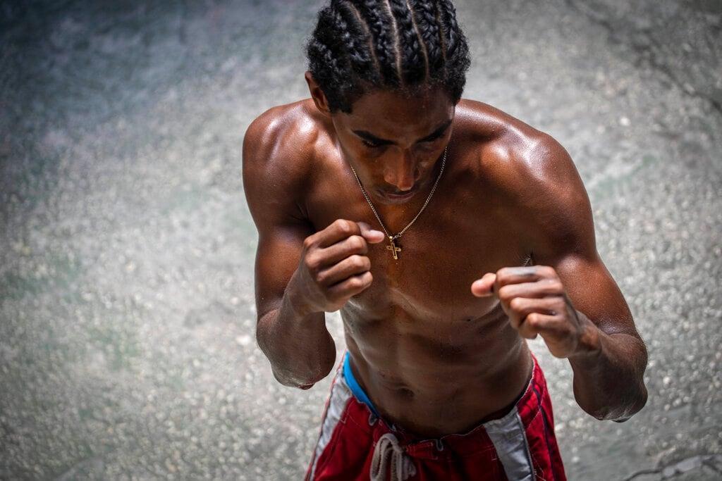 Un boxeador conocido como Jonathan entrena en el gimnasio de Rafael Trejo en La Habana Vieja, Cuba, el 6 de abril de 2022. Cuba prohibió el boxeo profesional poco después de la revolución de 1959, pero los boxeadores podrán volver a competir ahora de forma profesional luego de un acuerdo con un promotor mexicano, anunciaron las autoridades el 4 de marzo de 2022. (AP Foto/Ramón Espinosa)