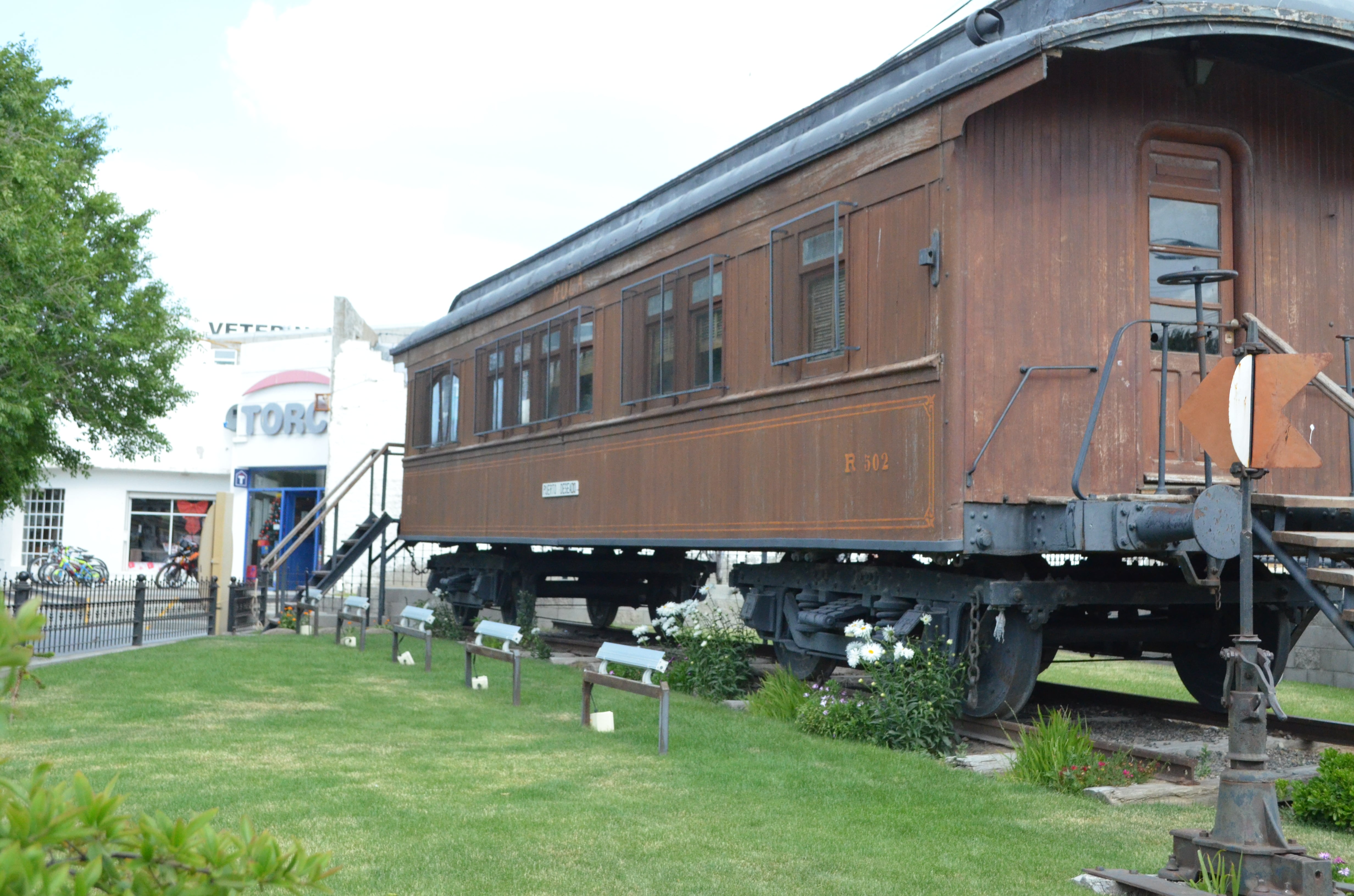 Construido en Inglaterra a fines del s.XIX, este histórico vagón se sumó al Ferrocarril Patagónico en 1910 y doce años después pasó a llamarse “Coche Reservado N° 502″, ya que estaba destinado a personajes ilustres de la época. Foto: Gentileza Turismo Pto. Deseado.