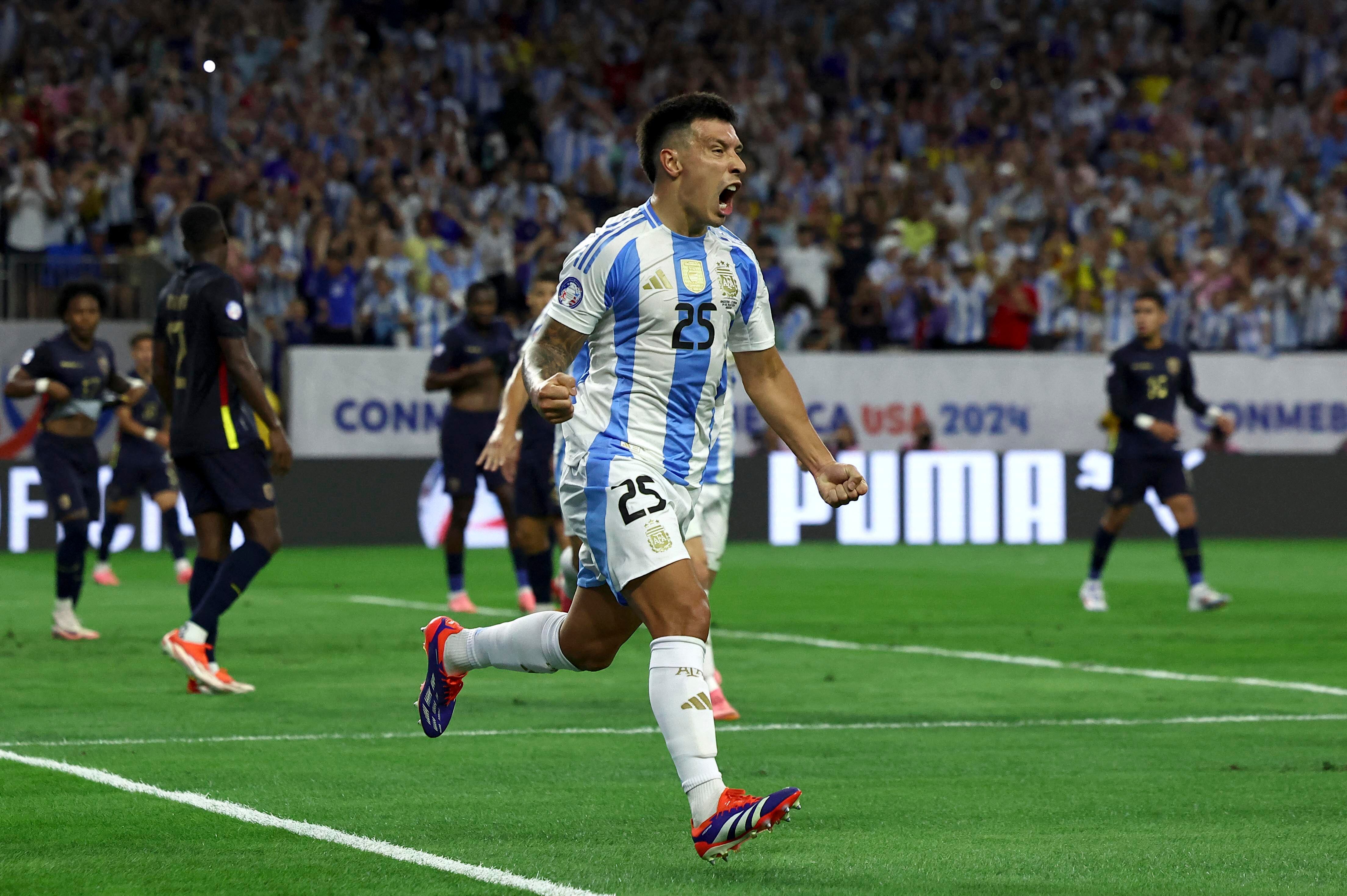 El argentino Lisandro Martínez 
celebra su primer gol con sus 
compañeros / REUTERS