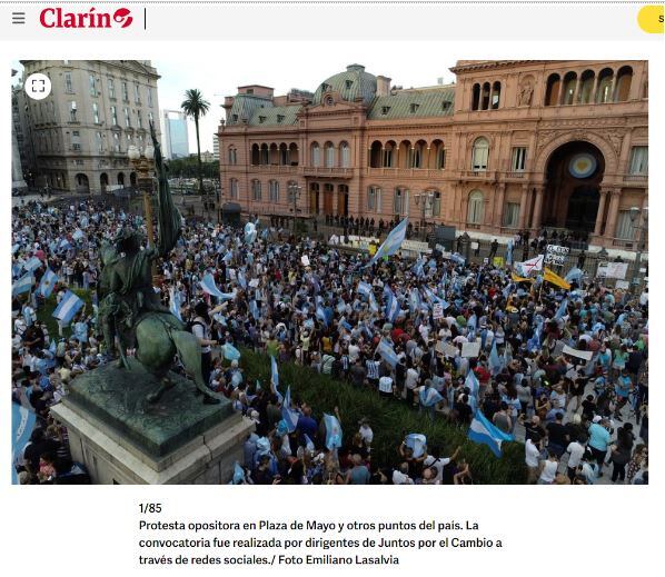 No, esta imagen de una protesta frente a la Casa Rosada no es actual; fue tomada en 2021.