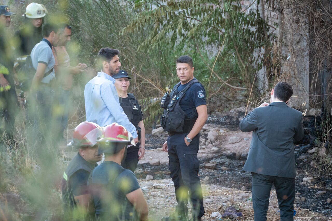 Encontraron un cuerpo calcinado en Guaymallen, policía científica y bomberos trabajan en el lugar. 

Foto: Ignacio Blanco / Los Andes 