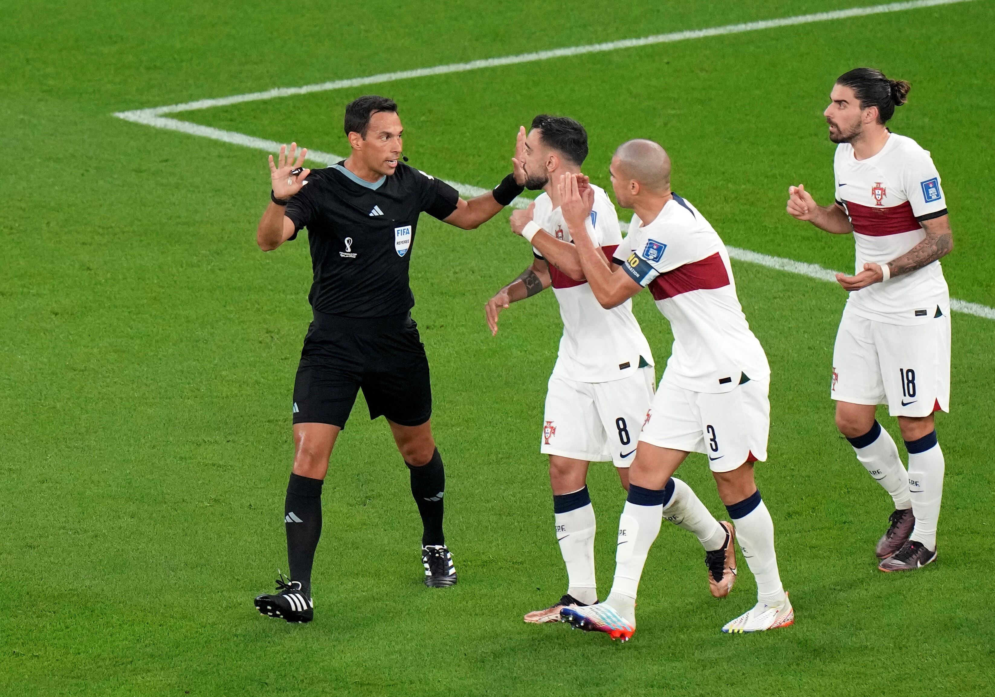 El árbitro Facundo Tello quedó en el ojo de las críticas portuguesas, tras la eliminación ante Marruecos. (AP)