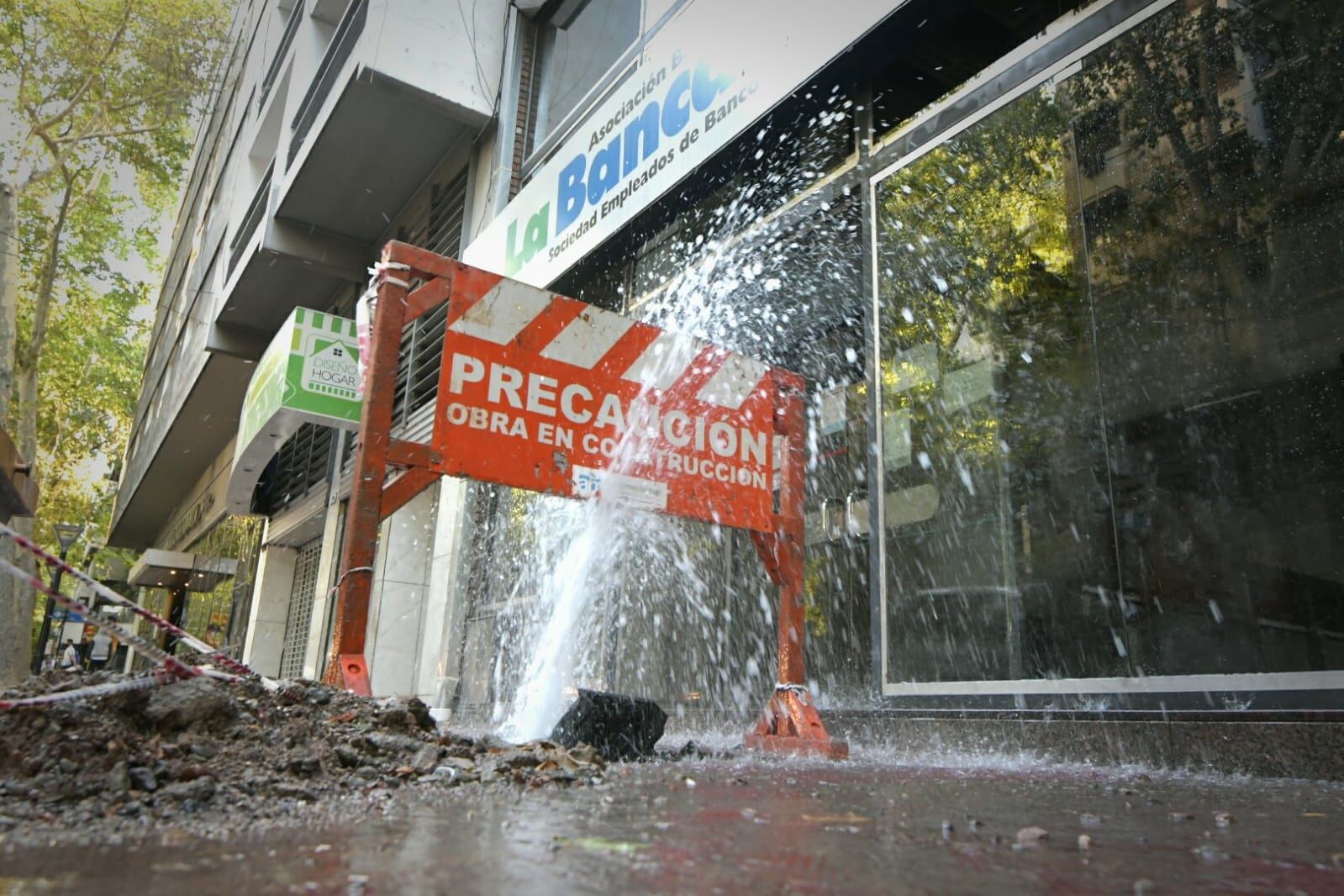 Pérdida de agua en pleno centro mendocino. Orlando Pelichotti / Los Andes