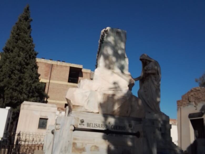 Robaron un busto de bronce en una ilustre bóveda del Cementerio: pesa casi 60 kilos y estaba a 2 metros de altura. Foto: Gentileza