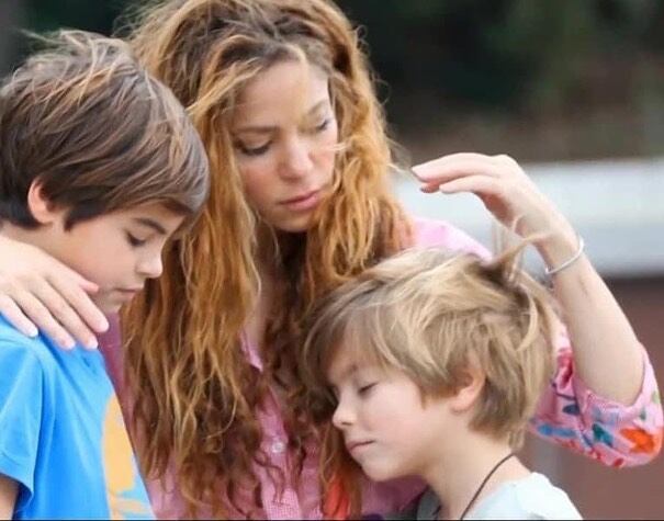 En este idioma le habla Shakira a sus hijos Milan y Sasha. (Web)