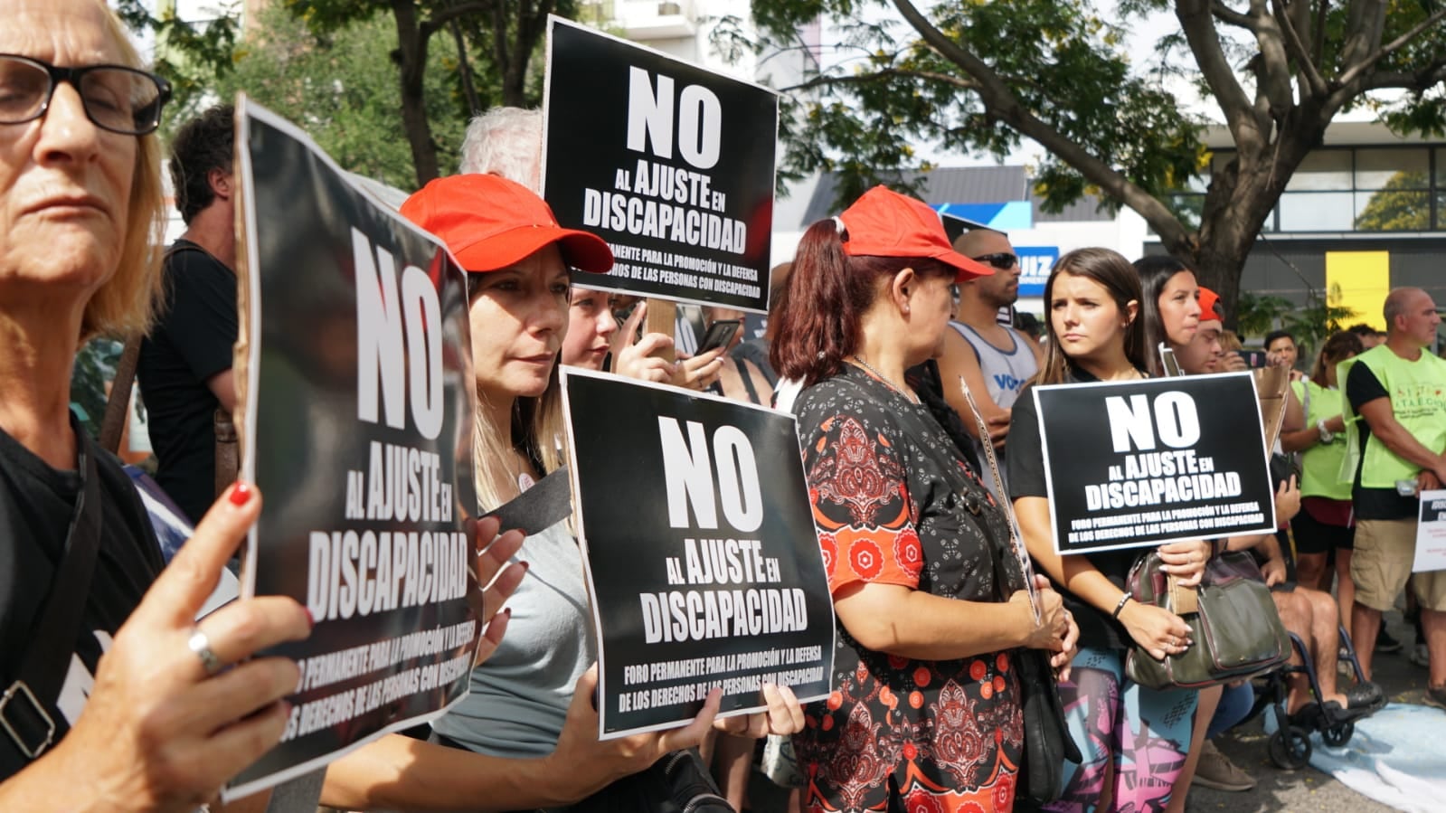 Personas con discapacidad, familias y organizaciones asociadas al tema mantienen reclamos por quita de recursos, apoyo y derechos.