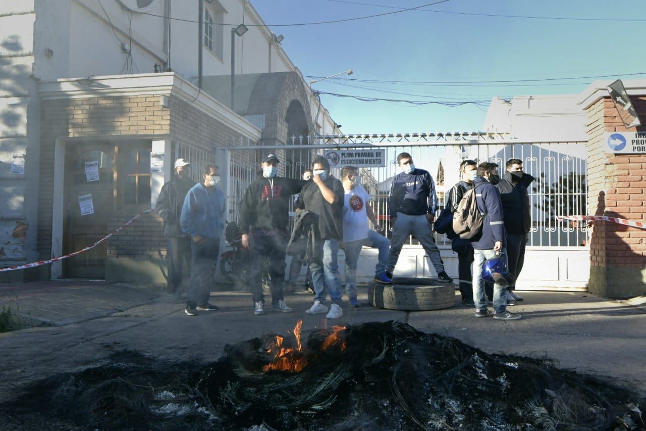 En 2021, el sector gremial de la vitivinicultura solicitó que el salario inicial de bolsillo de los trabajadores vitivinícolas fuera equivalente a la Canasta Básica Total, y después de tres reuniones paritarias en las que no hubo acercamiento entre las partes, iniciaron un paro por 48 horas. Foto/Orlando Pelichotti. 