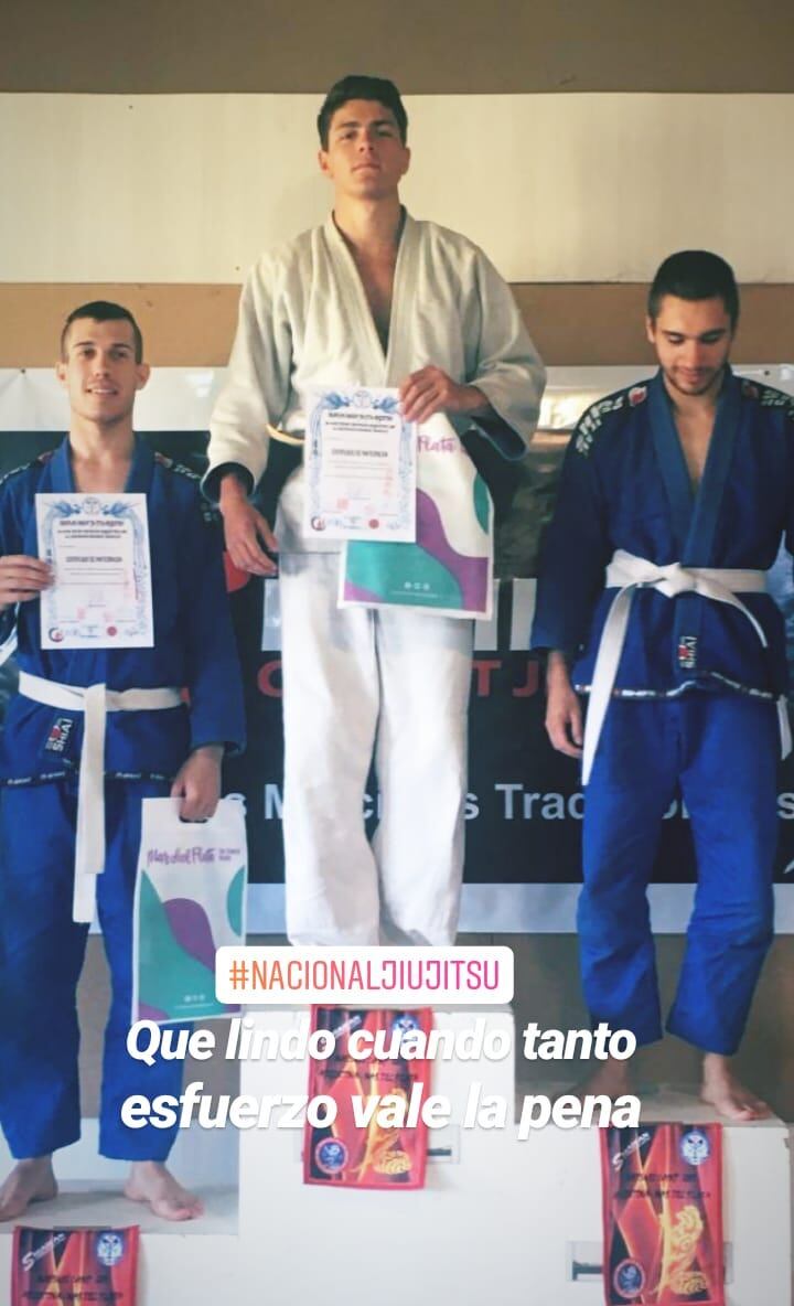 Marcos y su diploma de campeón