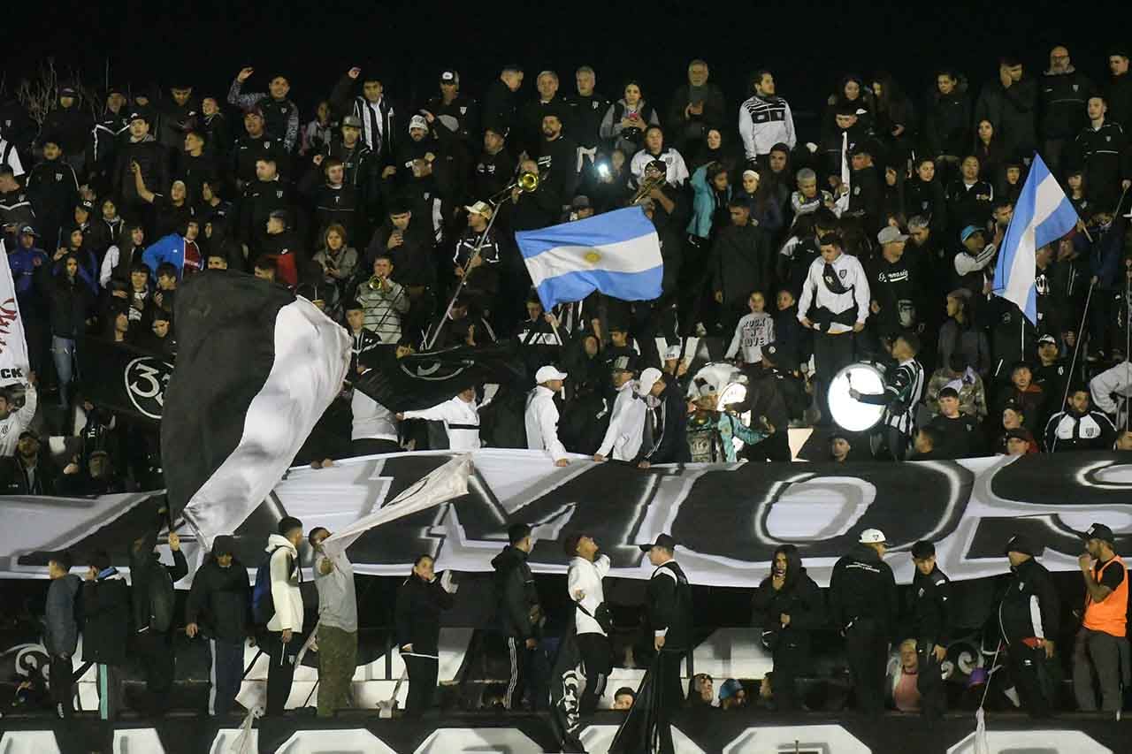 Fútbl Primera Nacional, Gimnasia y Esgrima de Mendoza vs. Almirante Brawn, en cancha de Gimnasia
Foto: José Gutierrez / Los Andes