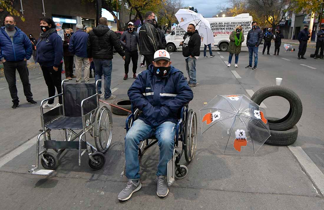 Un grupo de transportistas que trabajan con OSEP y PAMI en el traslado de personas con discapacidad realizan una movilización  en reclamando la actualización de los montos abonados y del pago de una deuda