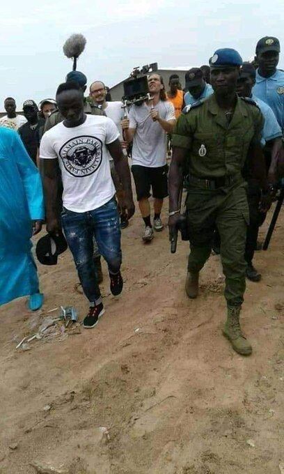 Sadio Mané recorriendo Senegal