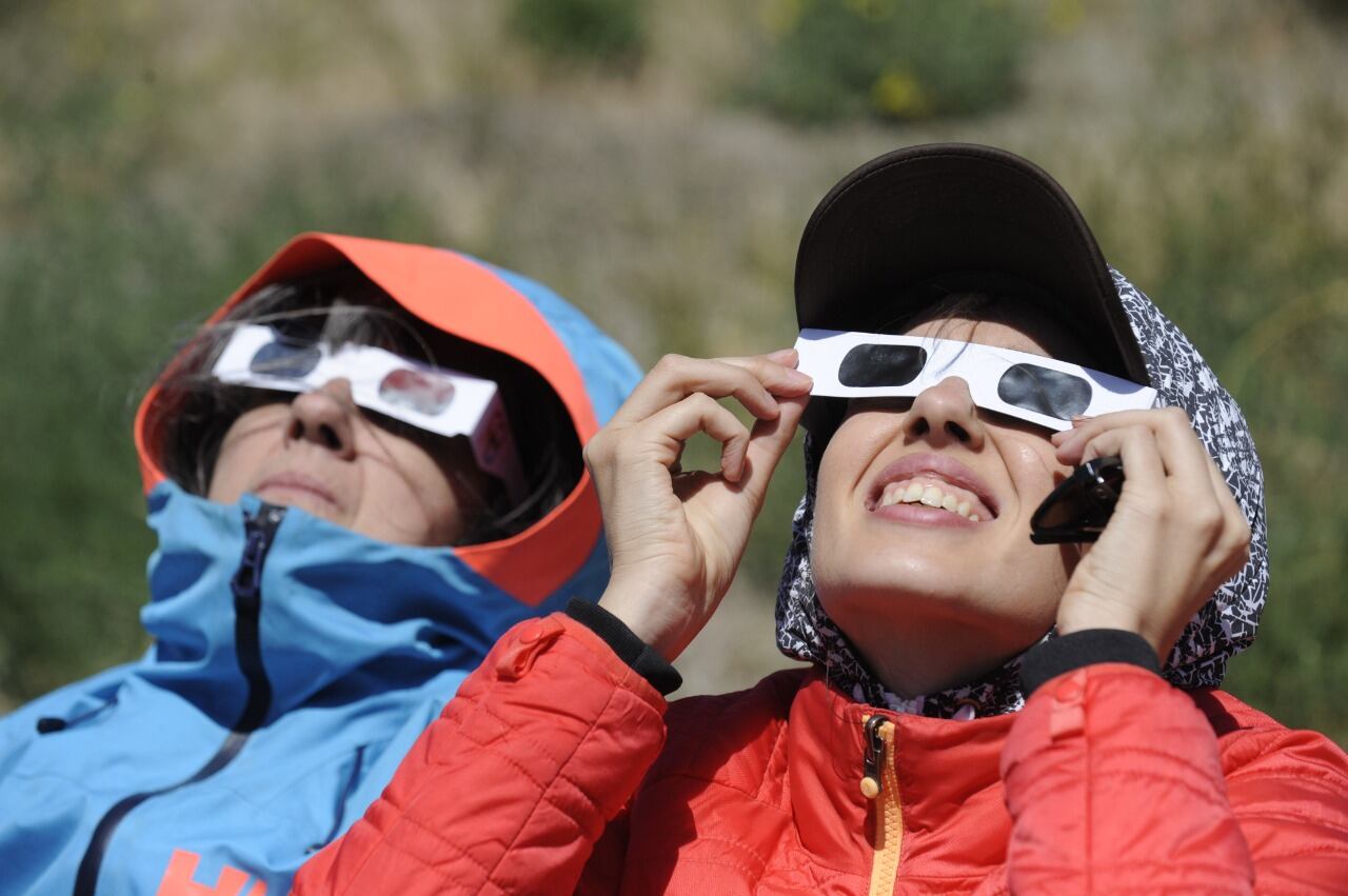 Con anteojos especiales muchos pudieron mirar con detalle el eclipse.