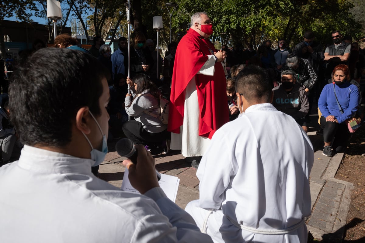 Vuelven los Vía Crucis presenciales al Calvario de Mendoza
Después de dos años, los fieles podrán presenciar el Vía Crucis, una de las ceremonias más populares en la que miles de personas salen a las calles para evocar el recorrido de Jesús previo a su muerte.
Arzobispo Marcelo Colombo
Foto: Ignacio Blanco / Los Andes  