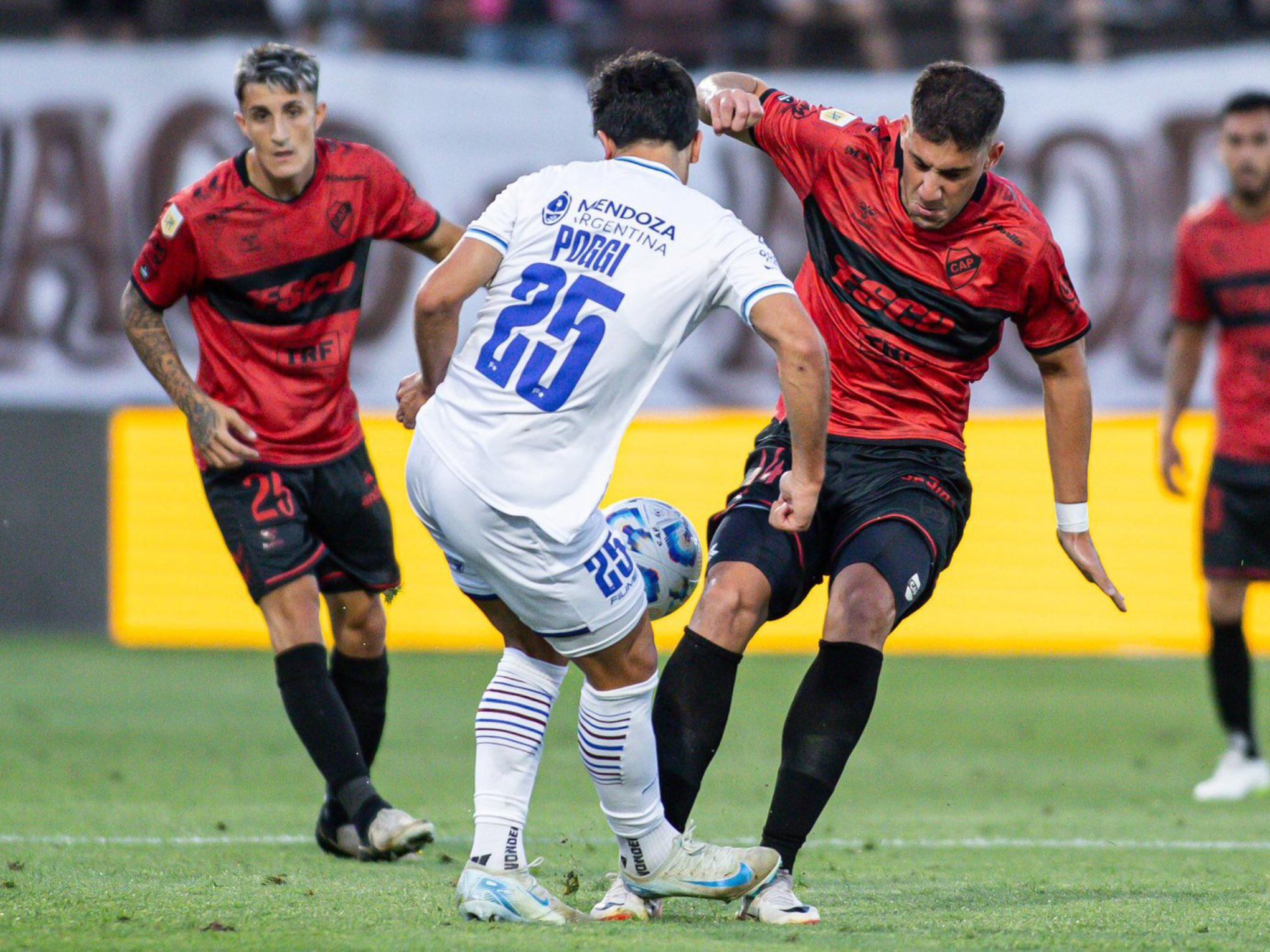 Poggi disputa en la mitad de la cancha, como sucedió a lo largo de todo el partido. No se sacaron ventajas.