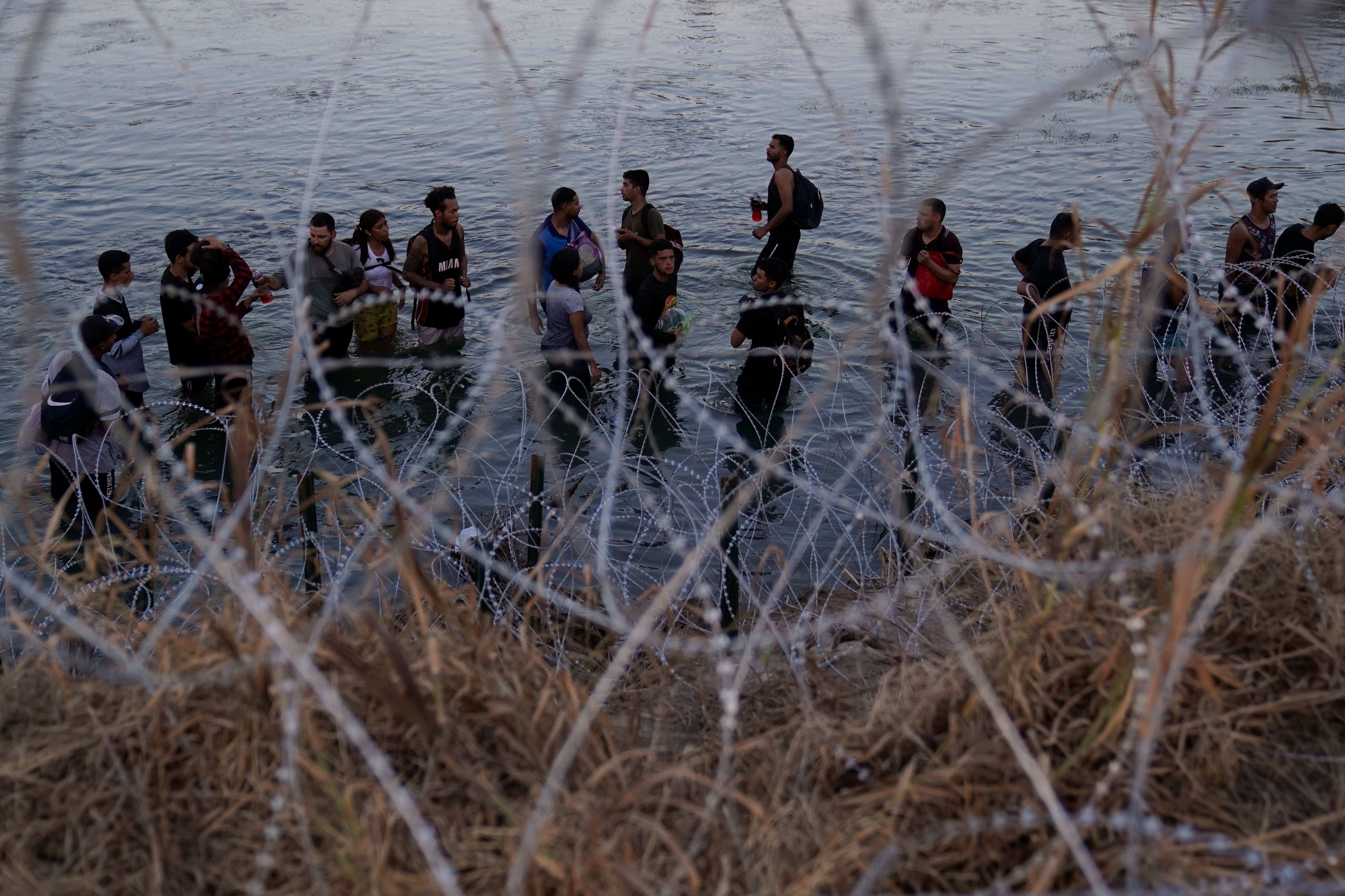 Migrantes tratando de cruzar la frontera entre México y EEUU.