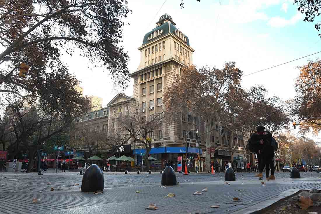 Alejandro a Mendoza viajó en 2016 con la ilusión de que el destino la cruzara con su desconocida enamorada. Y recorrió, al azar, todas las calles del centro. Foto: José Gutierrez / Los Andes (Imagen ilustrativa)