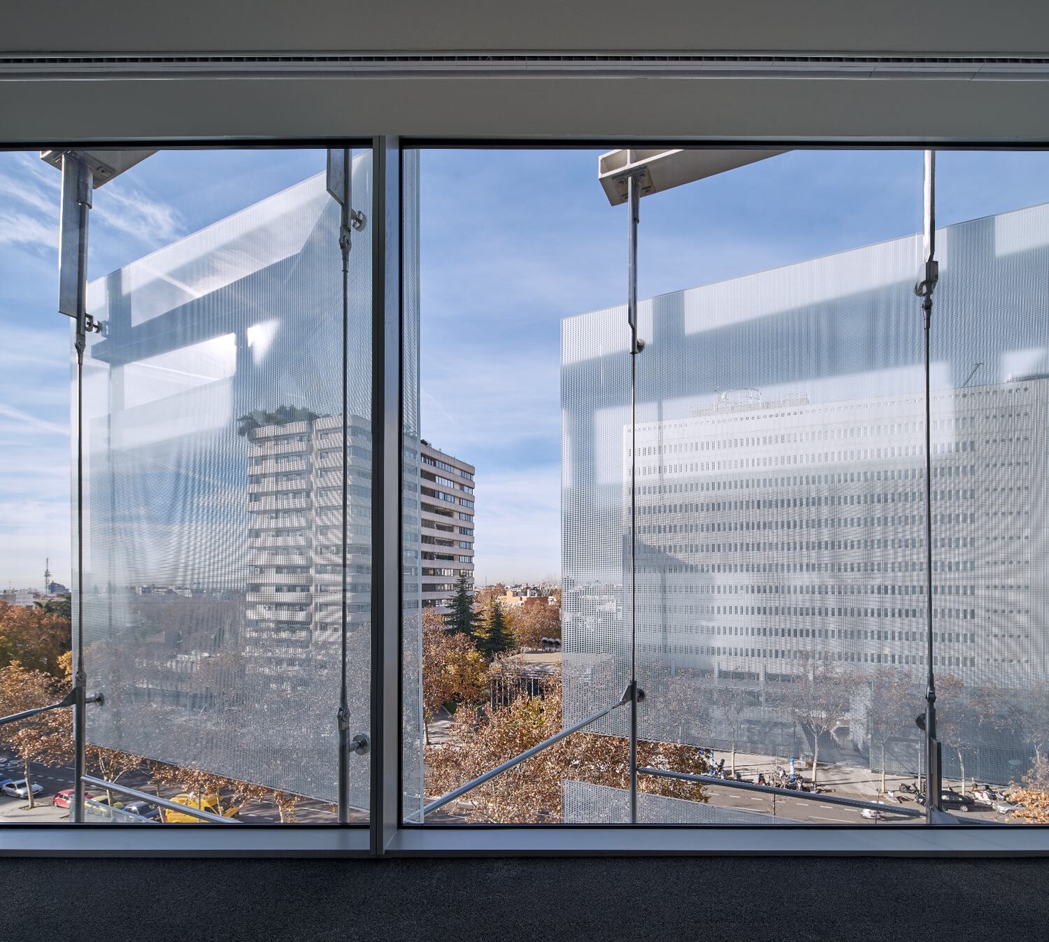 Fachada ventilada en el edificio de oficinas de Uria & Menéndez - Rafael de La-Hoz Arquitectos.