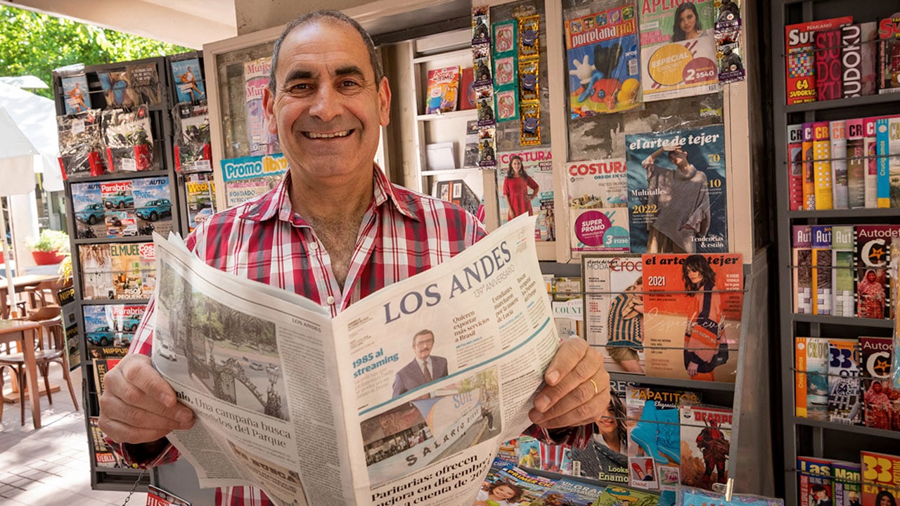 Canillita, Orlando Palermini
Desde 1994 tiene su kiosco en la calle Libertad al 1600 de Guaymallén. 

Foto: Ignacio Blanco / Los Andes