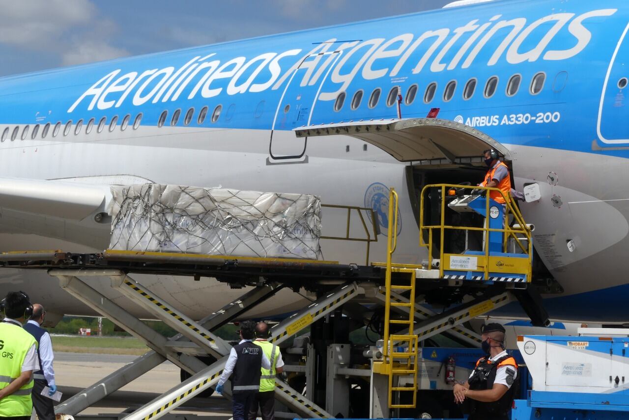 El avión de Aerolíneas Argentinas arribó con las 300 mil nuevas dosis que deberán ser aplicadas en quienes recibieron la primera.