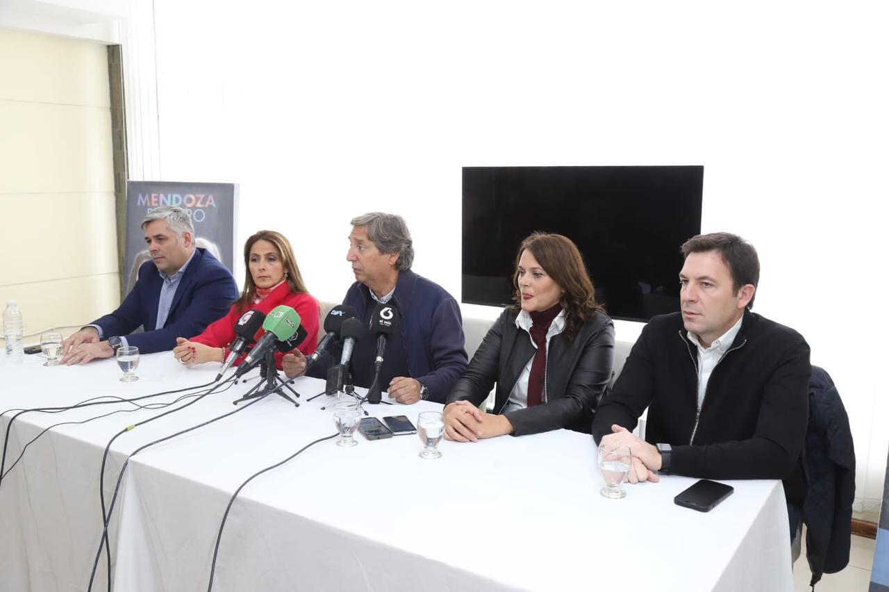 Emir Félix, encabezó una conferencia de prensa junto a Liliana Paponet (candidata a vicegobernadora), Mauricio Sat, Germán Gómez y Cristina Da Dalt, precandidatos para la Legislatura por el cuarto distrito.