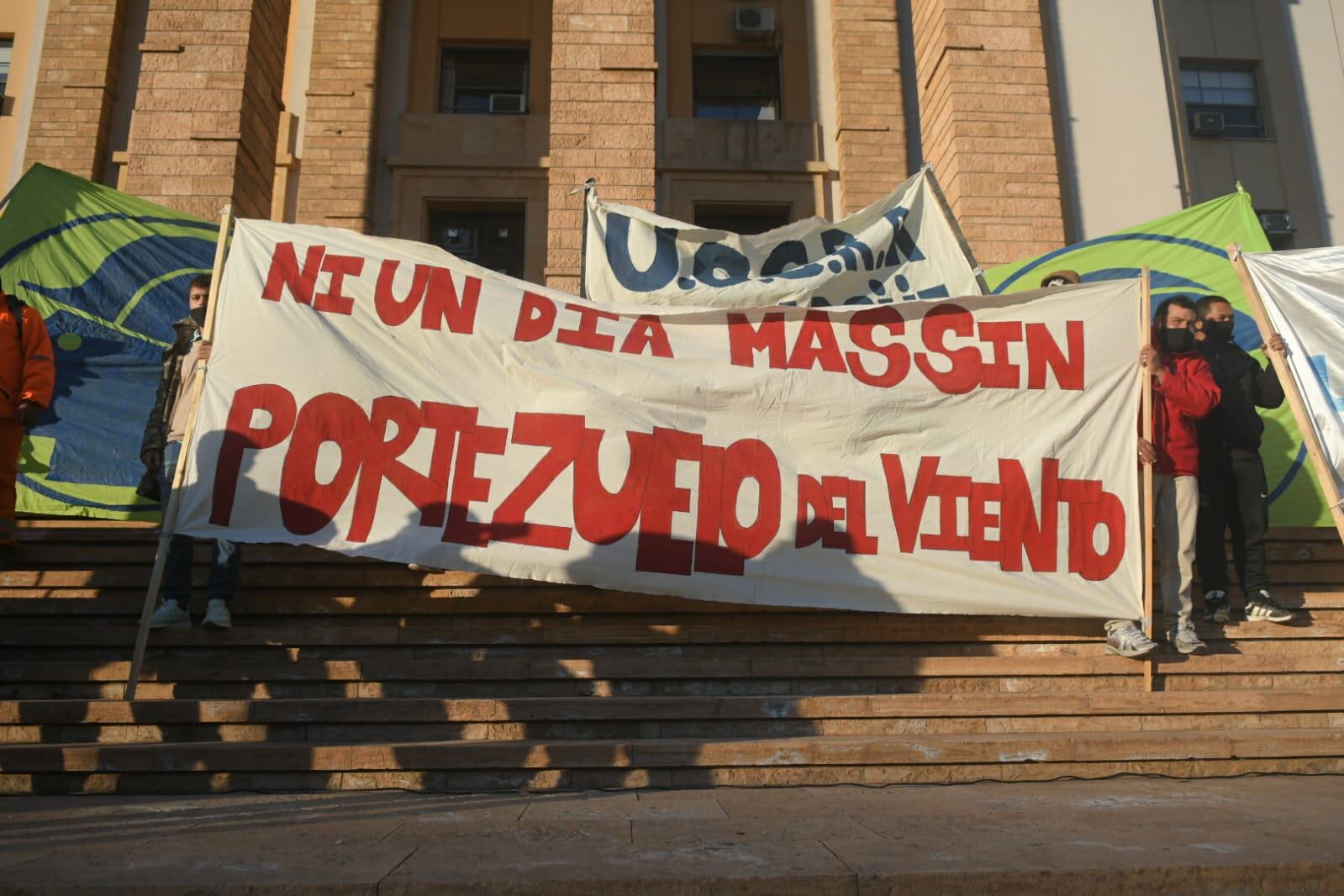 "Ni un día más sin Portezuelo", es la consigna bajo la cual se reunieron alrededor de 700 trabajadores desocupados de la UOCRA. Foto: Ignacio Blanco/Los Andes