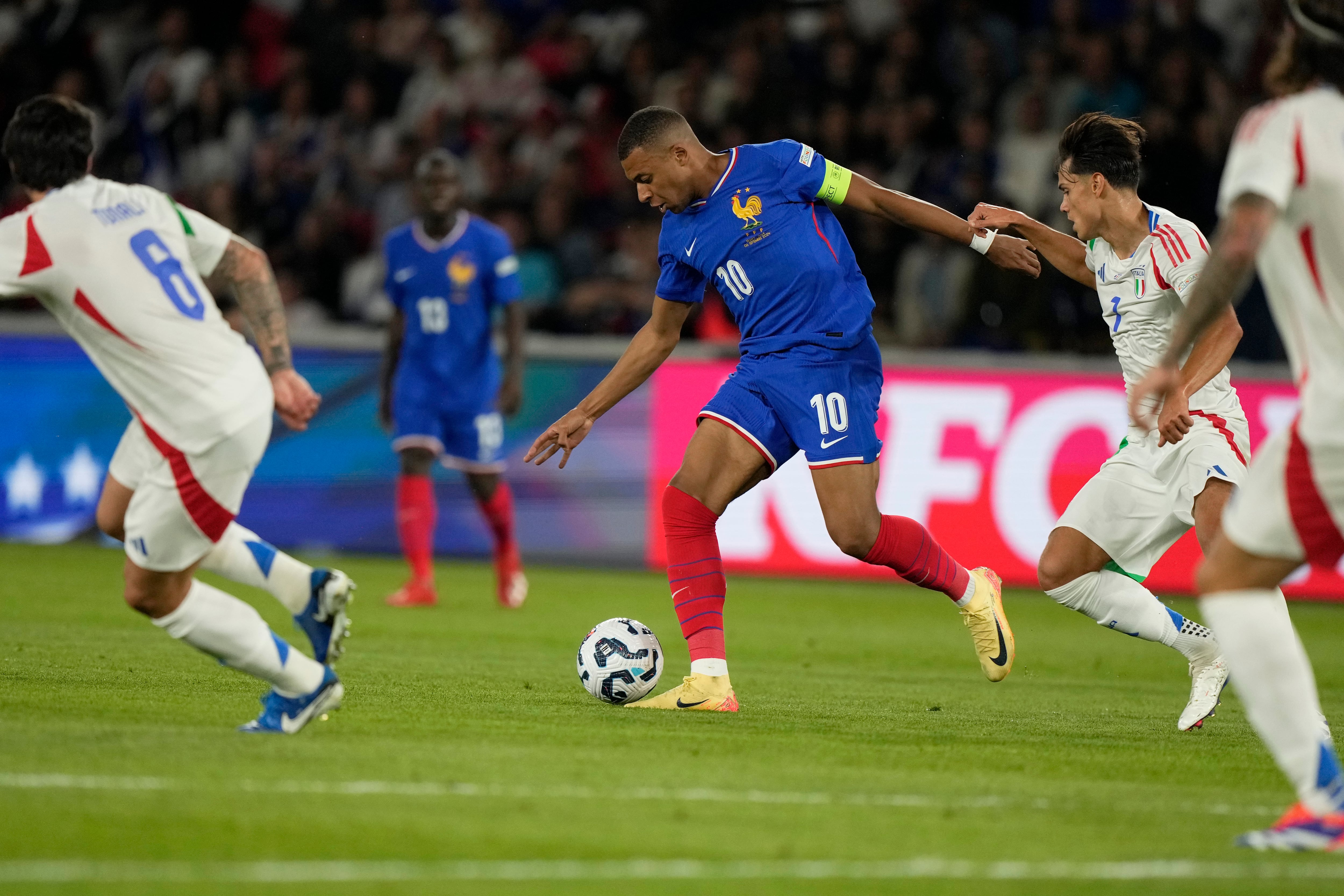 El delantero francés Kylian Mbappé (10) pugna el balón con el italiano Samuele Ricci en un partido de la Liga de Naciones de la UEFA, el viernes 6 de septiembre de 2024, en París. (AP Foto/Michel Euler)