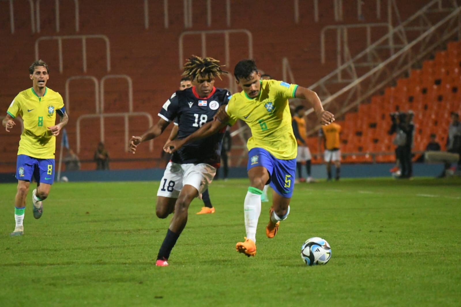 En el cierre de la quinta jornada, Brasil aplastó 6-0 a República Dominicana. / José Gutiérrez (Los Andes).