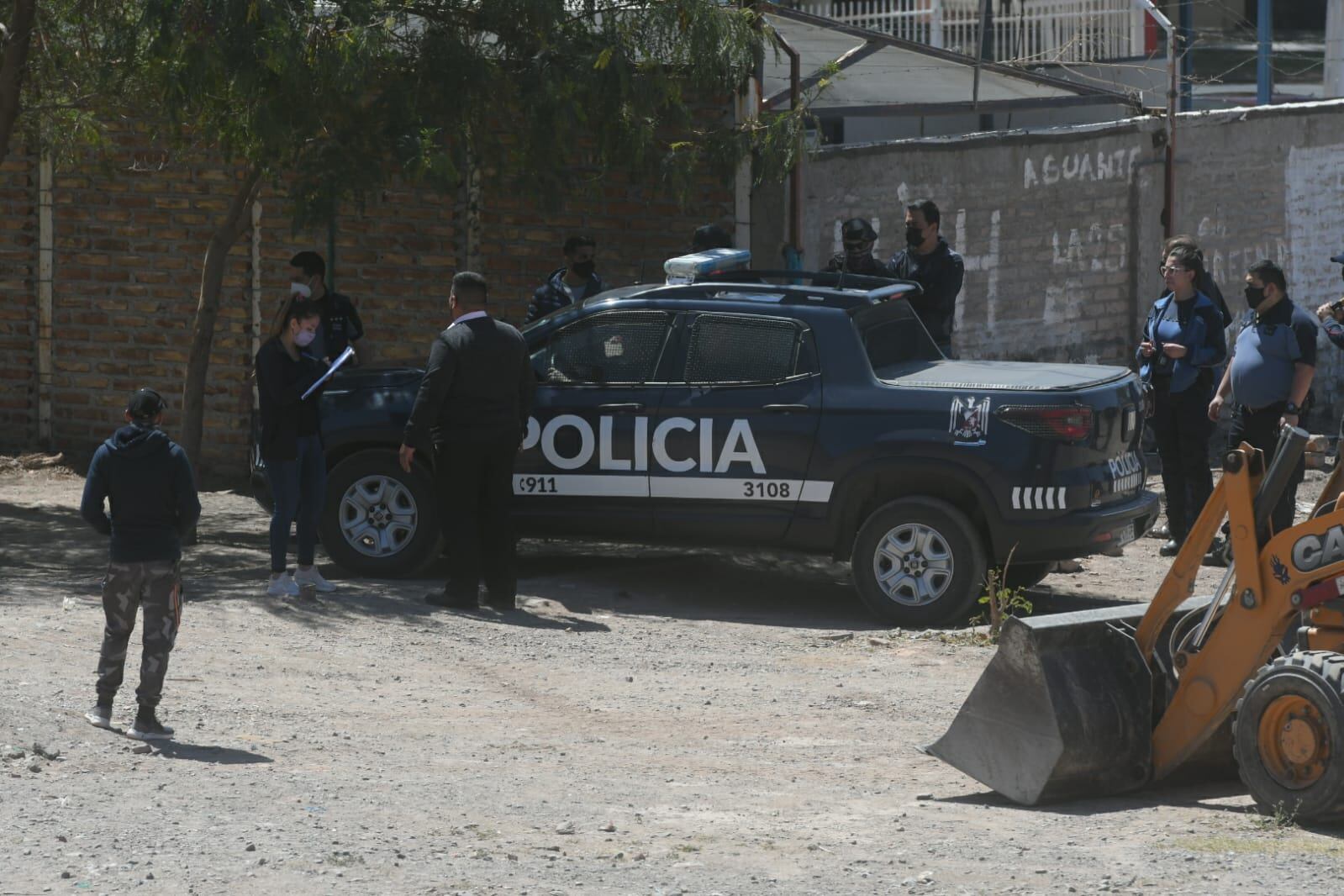 Los policías que trabaja en los rastrillajes.