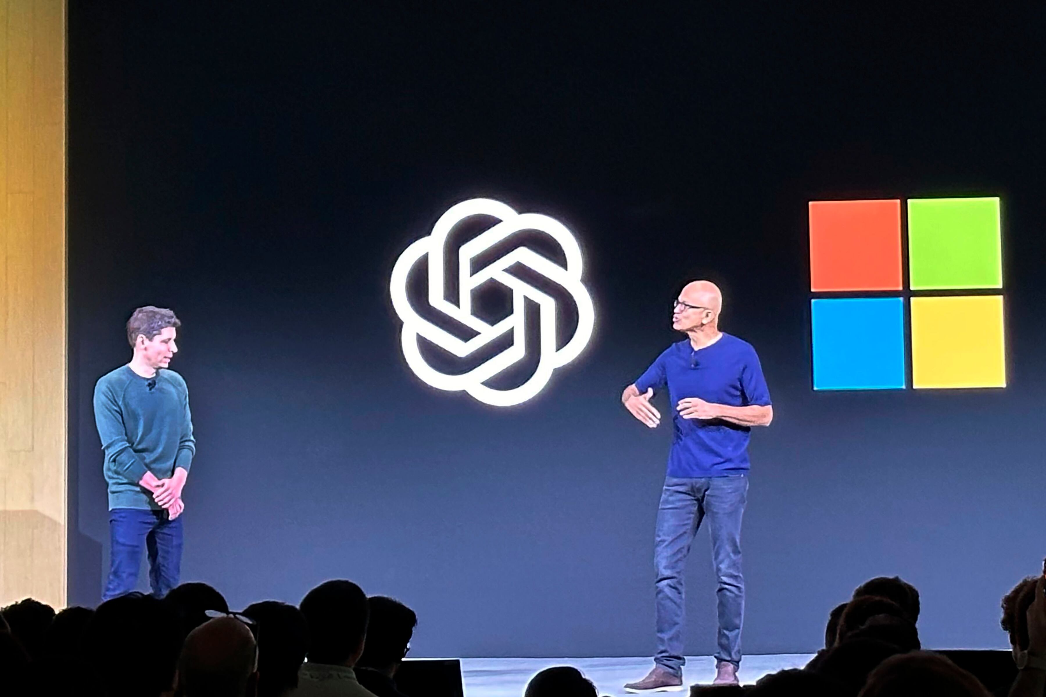 El CEO de OpenAI, Sam Altman, (izq) en el escenario con el CEO de Microsoft, Satya Nadella, en la primera conferencia de desarrolladores de OpenAI  en San Francisco el 6 de noviembre de 2023.  . (Foto AP /Barbara Ortutay)