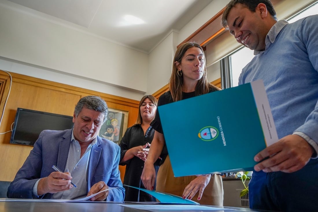 El intendente de Las Heras, Daniel Orozco, con el secretario Francisco Lo Presti.