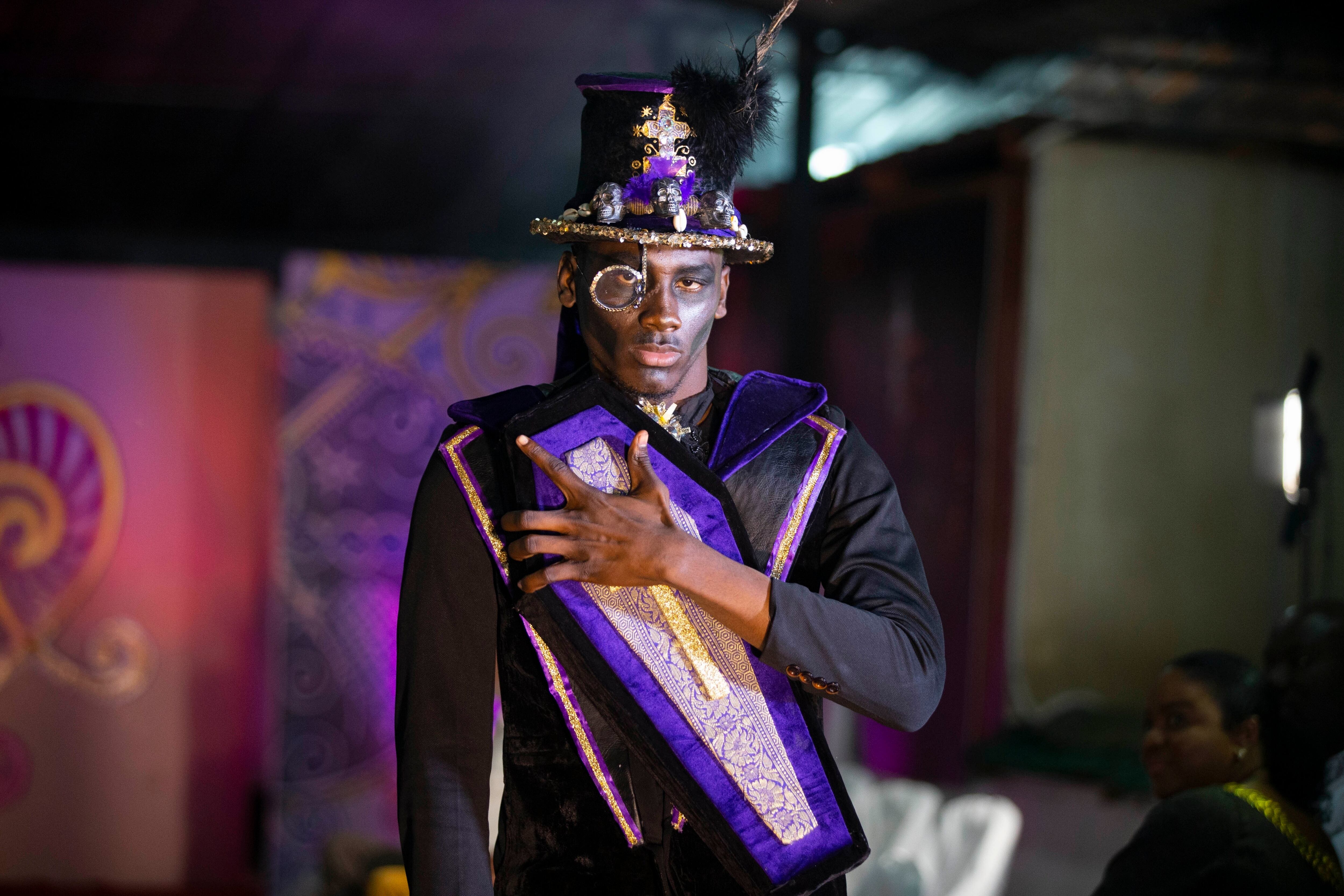 Un modelo muestra una creación del diseñador haitiano Mackenley Darius durante un desfile de moda vudú en Puerto Príncipe, Haití