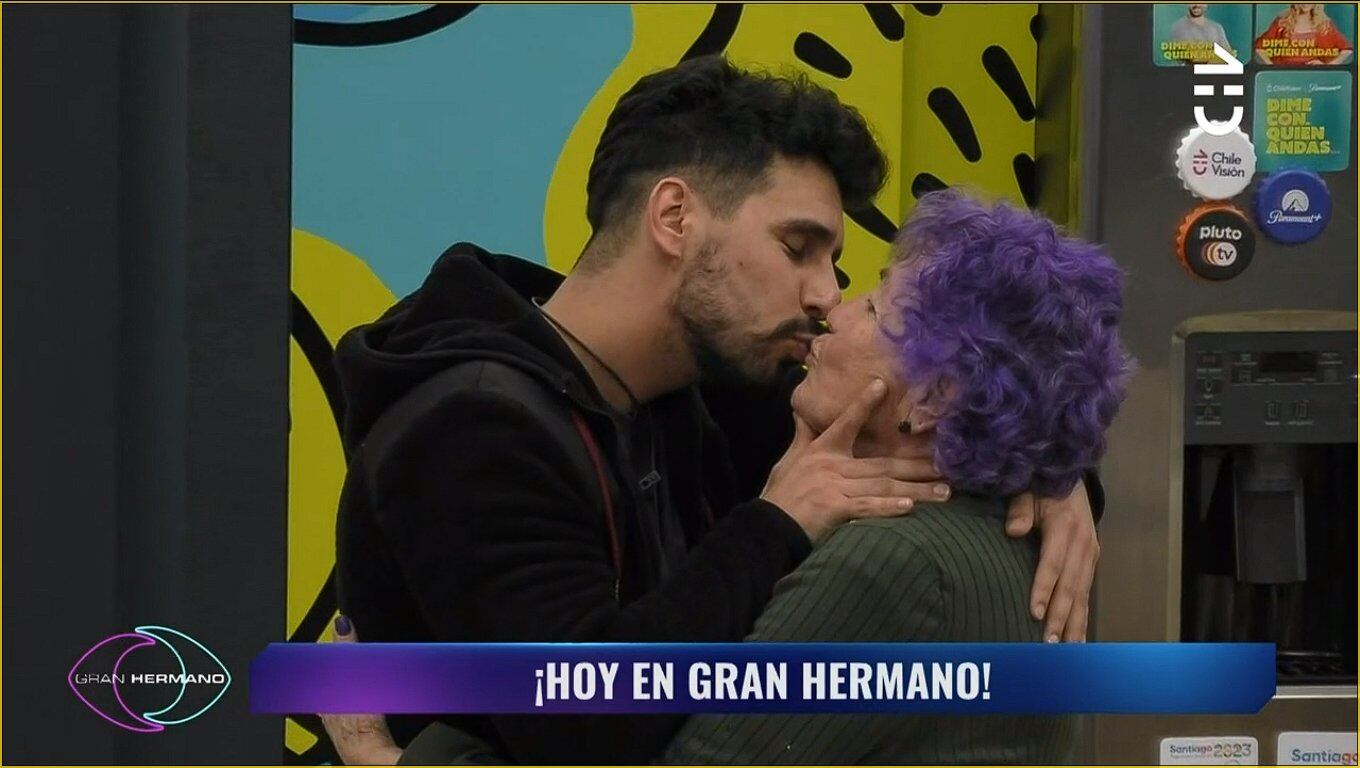 Mónica, la participante de 77 años de Gran Hermano Chile, a los besos con sus compañeros.