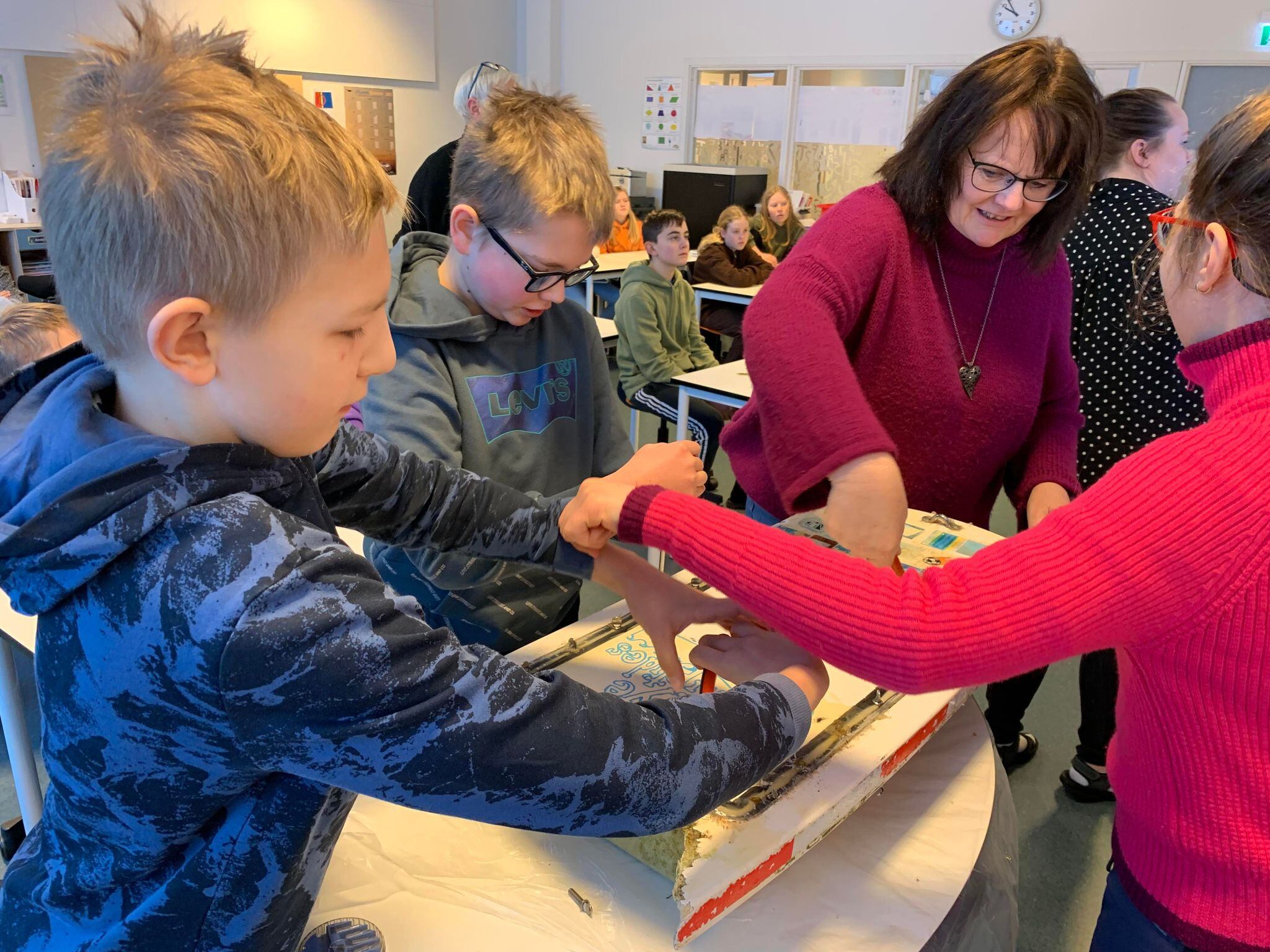 Los escolares noruegos sacaron su contenido y planean tener pronto una conversación telefónica con los estudiantes del colegio estadounidense.