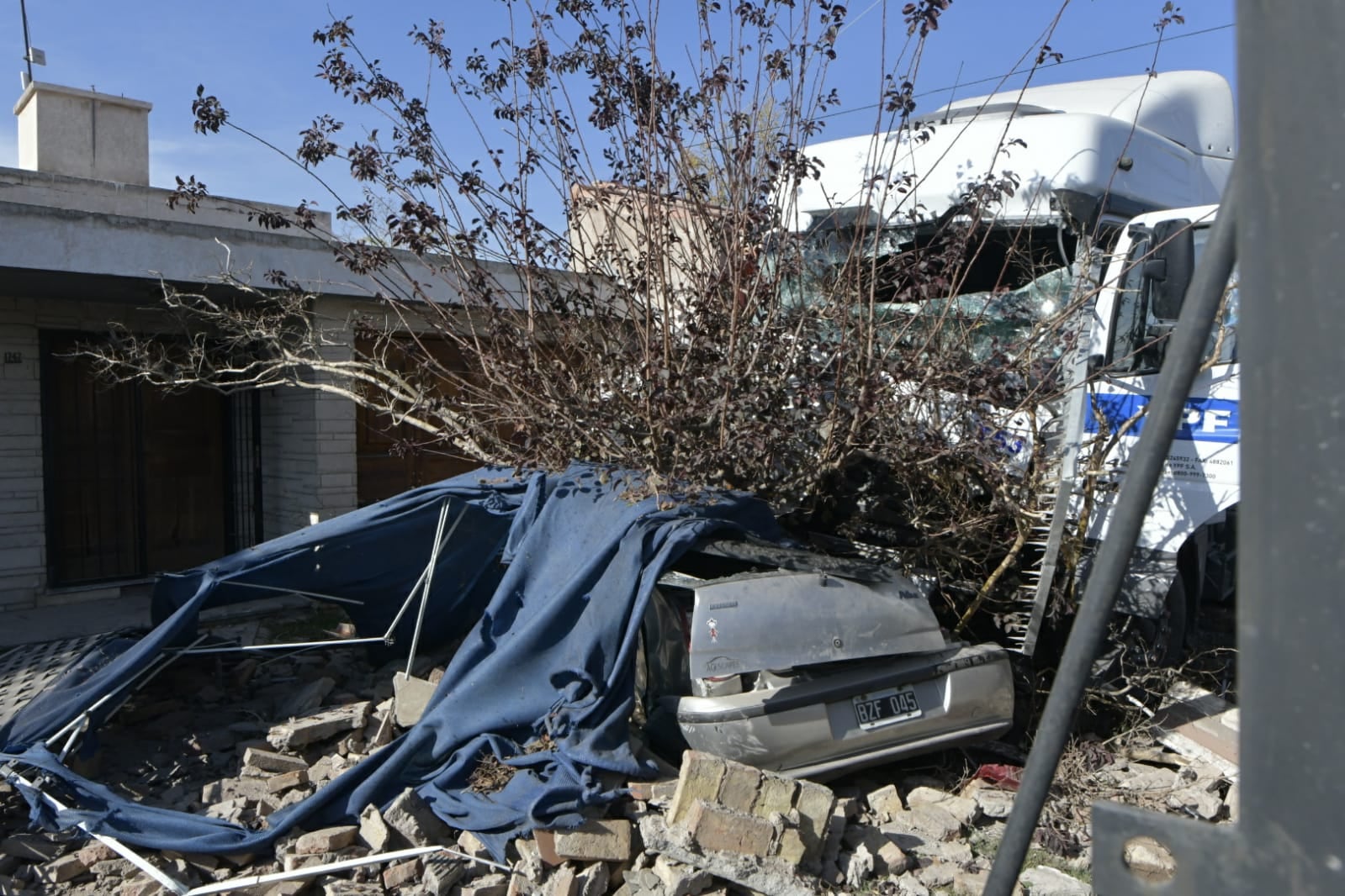 Camión de YPF se incrustó en una casa en Guaymallén. Orlando Pelichotti / Los Andes