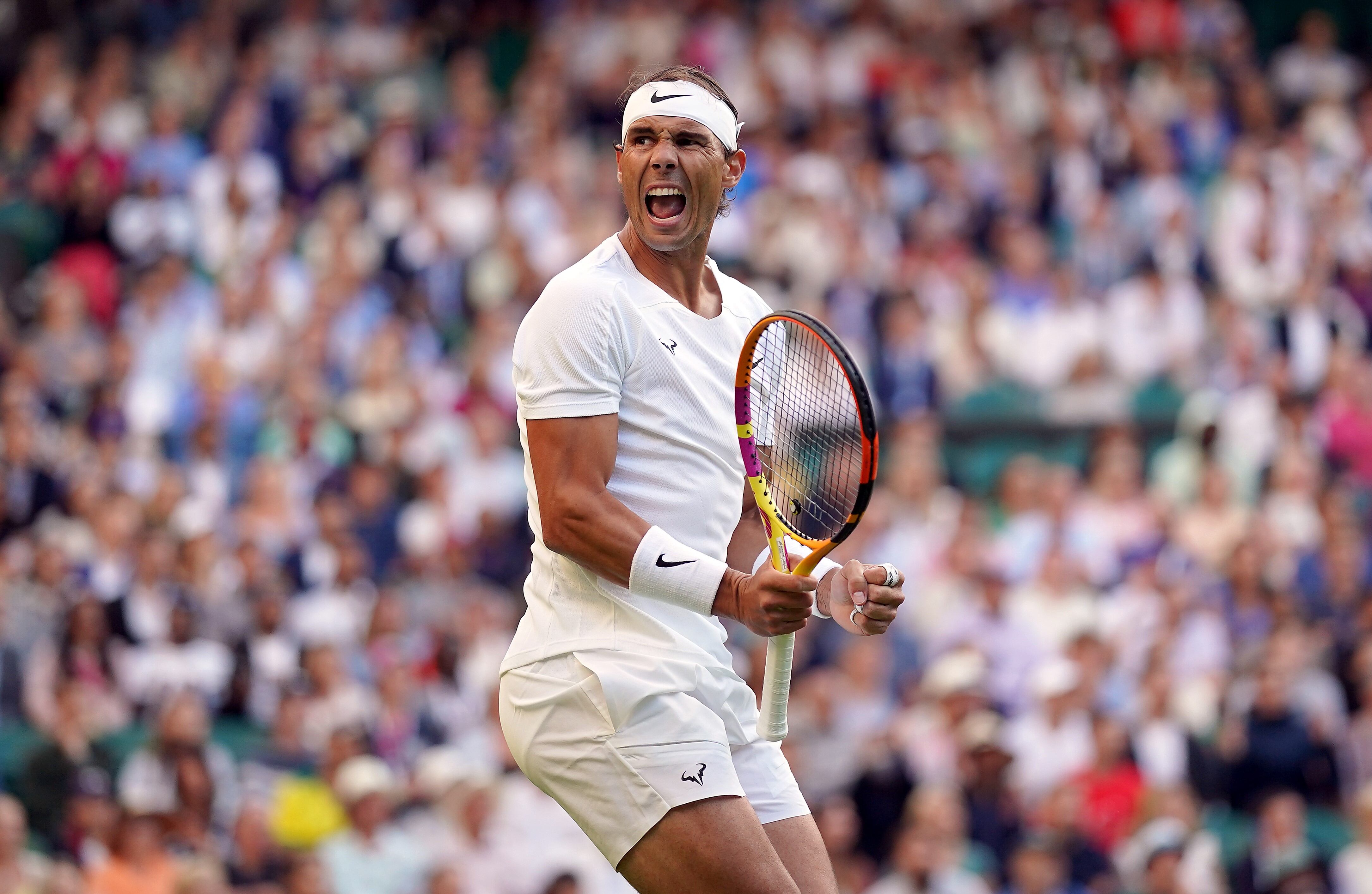 Rafael Nadal, a paso firme en Wimbledon. (AP)