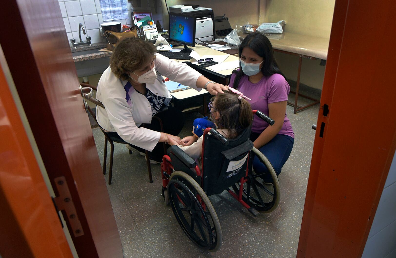 La doctora Claudia Gancia: Conservo fotos y recuerdos de muchos mis pacientes queridos, en estos 27 años de carrera, nos confiesa. Foto: Orlando Pelichotti