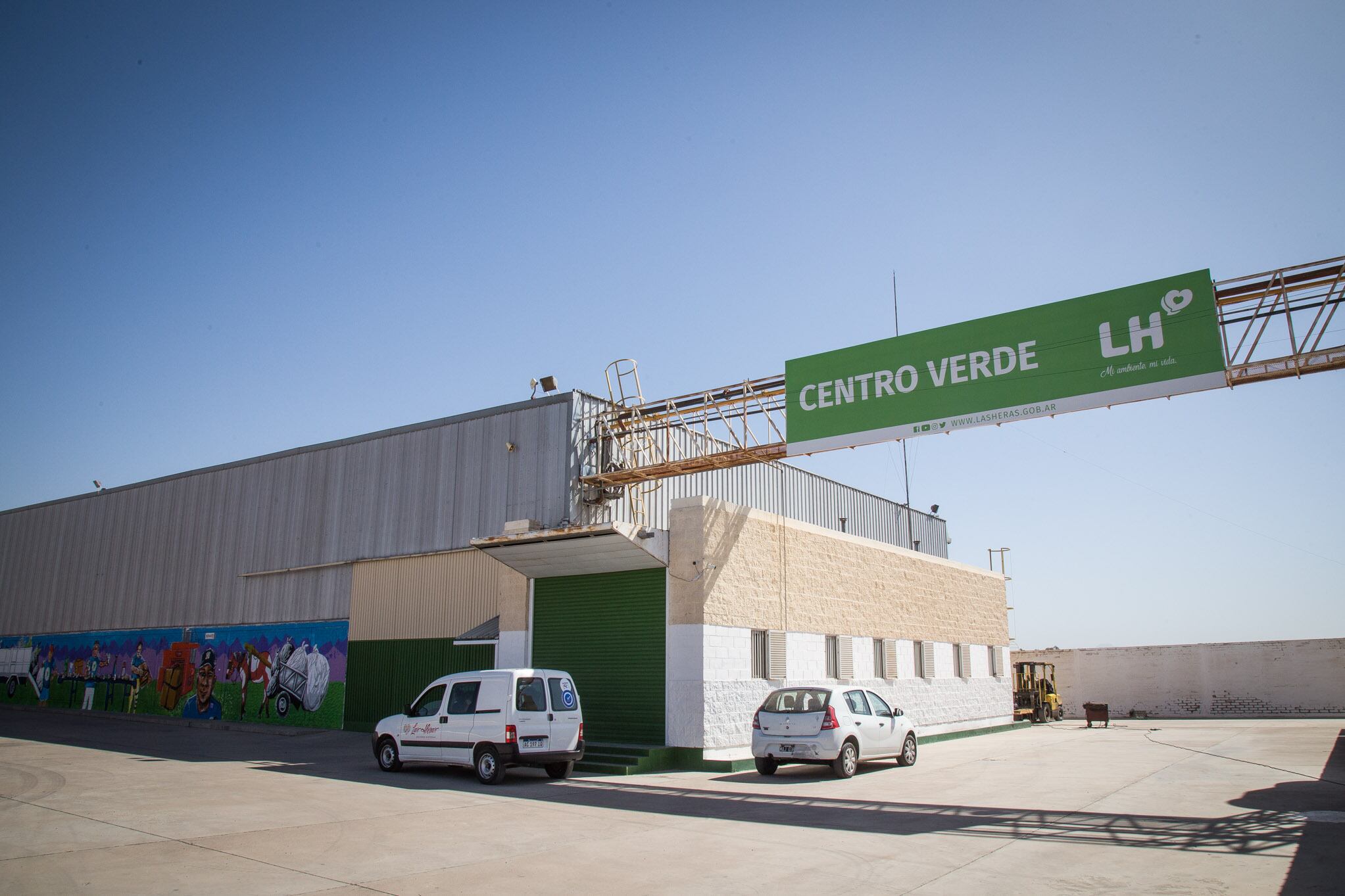 El mural sobre el cuidado del ambiente se ubica en el punto de reciclado de la Municipalidad de Las Heras.