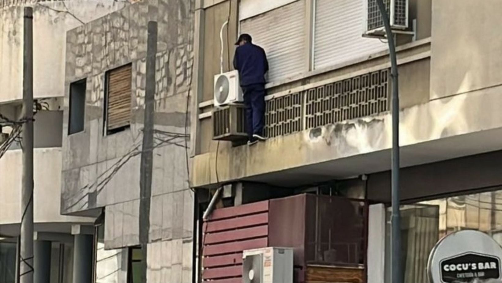 El segundo delincuente se colgó de los cables pero fue recibido por la policia que ya se encontraba en el lugar