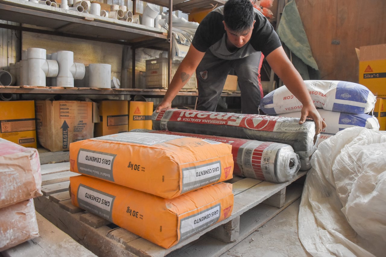 Además de mano de obra, la construcción impulsa el comercio en los municipios. Foto: Mariana Villa / Los Andes