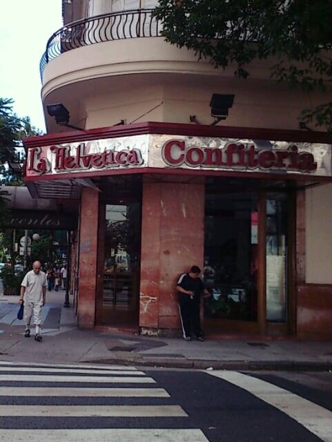 "La Helvética" panadería en donde se registraron hasta dos cuadras de fila para recoger las sobras.