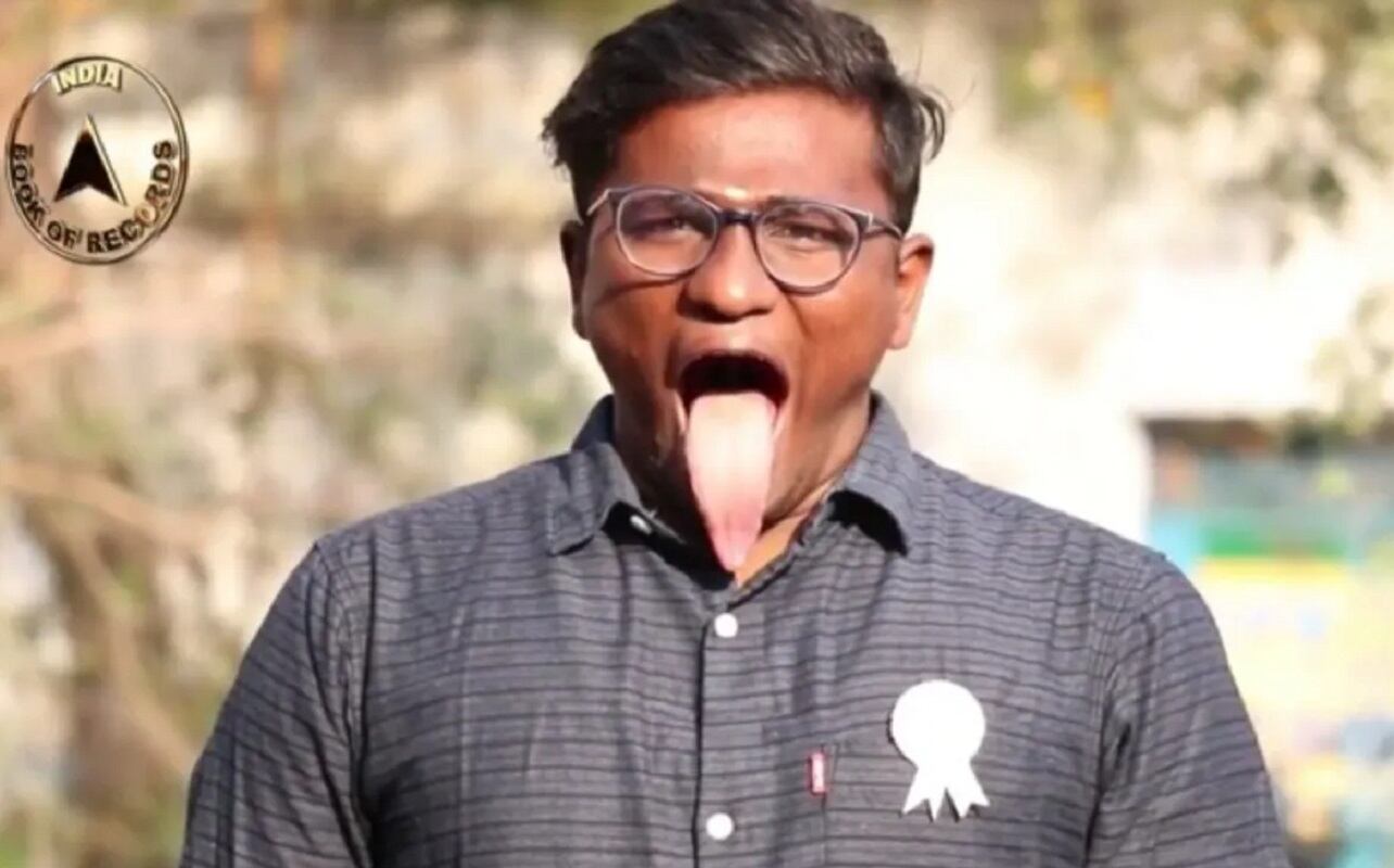 K Praveen, el joven de India que asegura tener la lengua más larga del mundo: 10,8 centímetros de largo (Web)