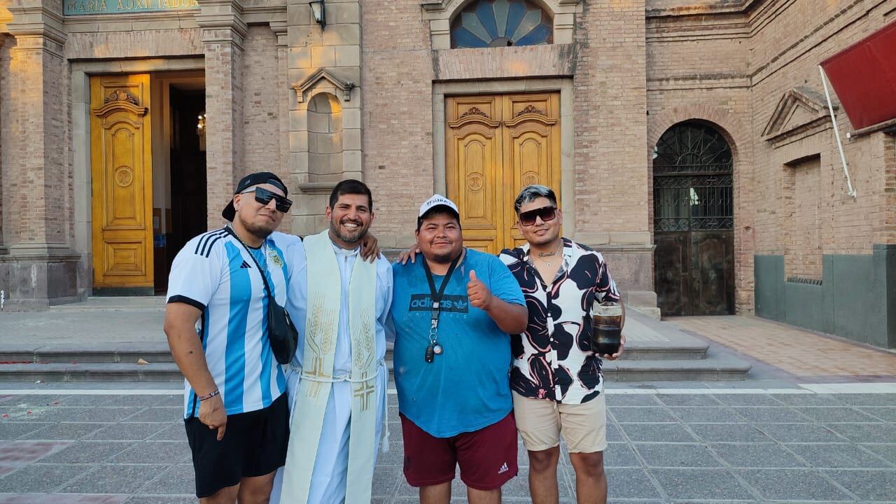 Quién es el cura de Mendoza que festejó un triunfo de Argentina con pasión y la escena recorrió el país. Foto: Gentileza Lucas Vilte.