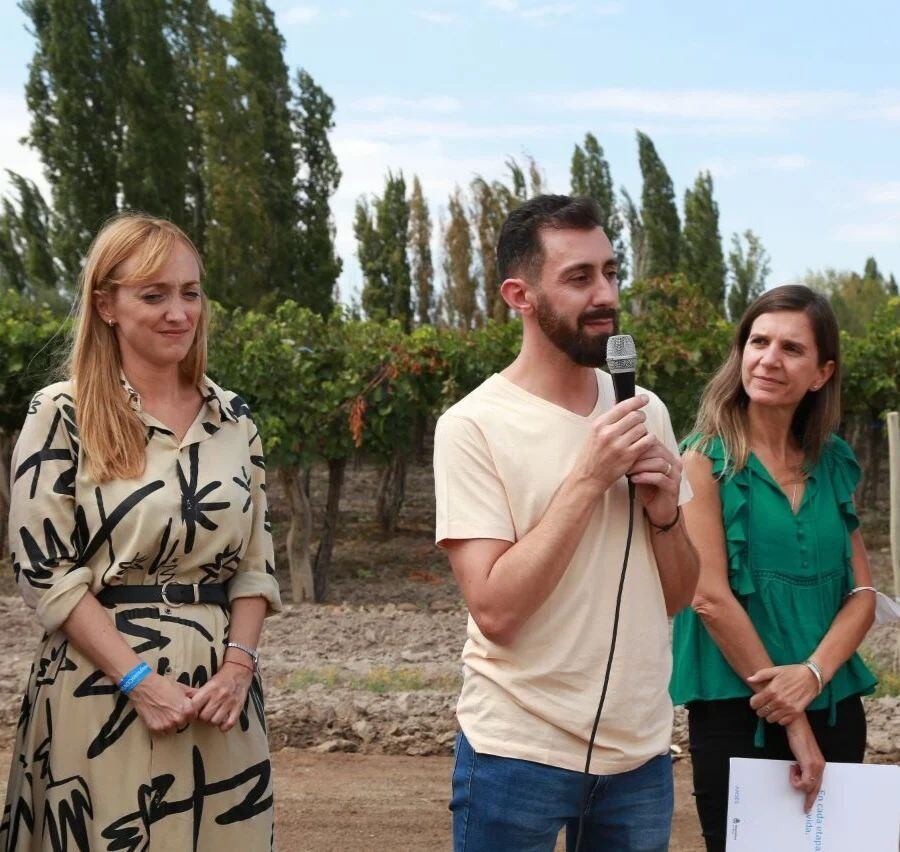 Carlos Gallo, jefe regional Cuyo de Anses, junto a la presidenta del PJ, Anabel Fernández Sagasti; y la titular de Anses a nivel nacional, Fernanda Raverta.